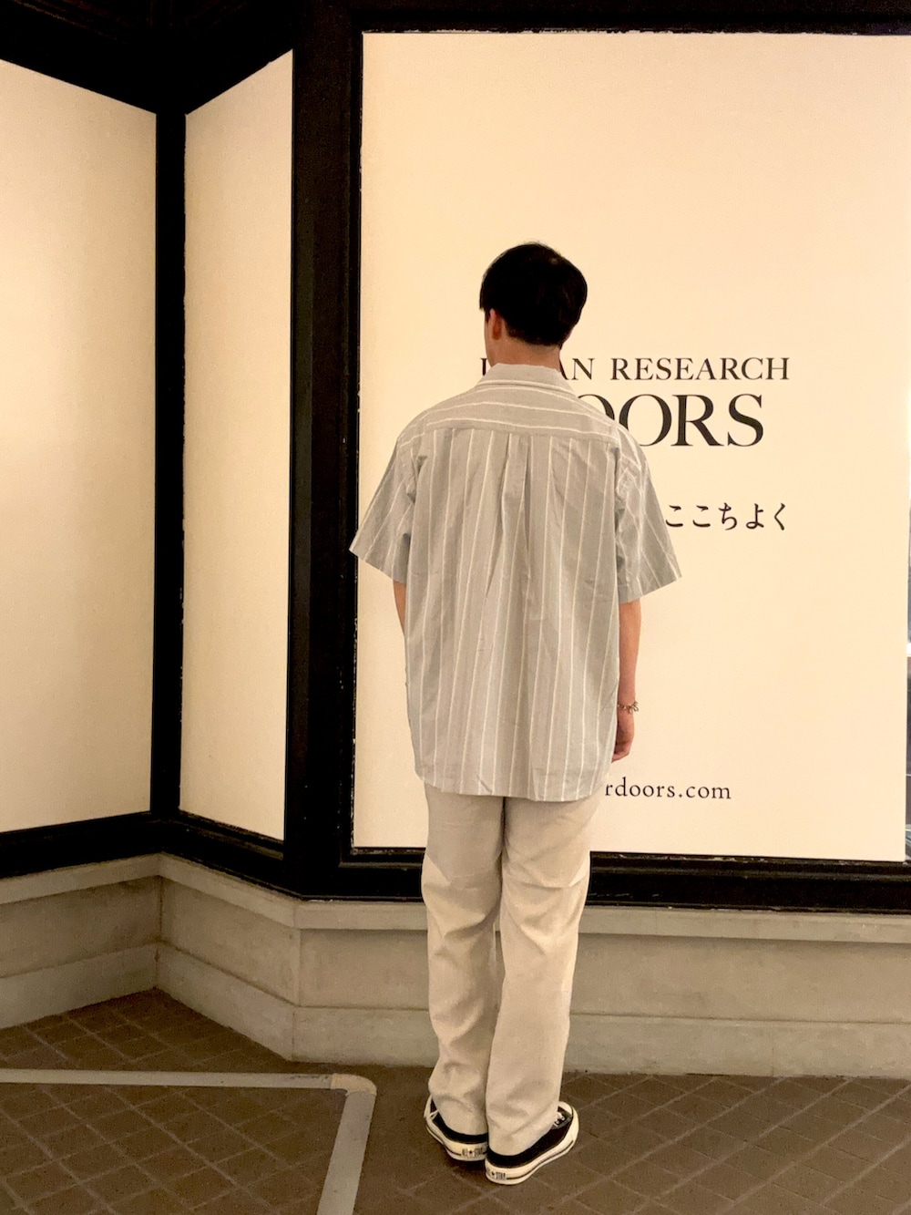 「最旬夏の快適スタイル、サマースタイル、サマーコーデ、ワントーンコーデ、ワントーン、ストライプシャツ、白パンツ、カジュアル、カジュアルコーデ」｜「URBAN RESEARCH DOORSの『吸水速乾/イージーケア』リネンライクイージーパンツ（その他パンツ、ホワイト系）」を使った、りくとさん（メンズ・170cm）の夏コーディネートの3枚目の写真