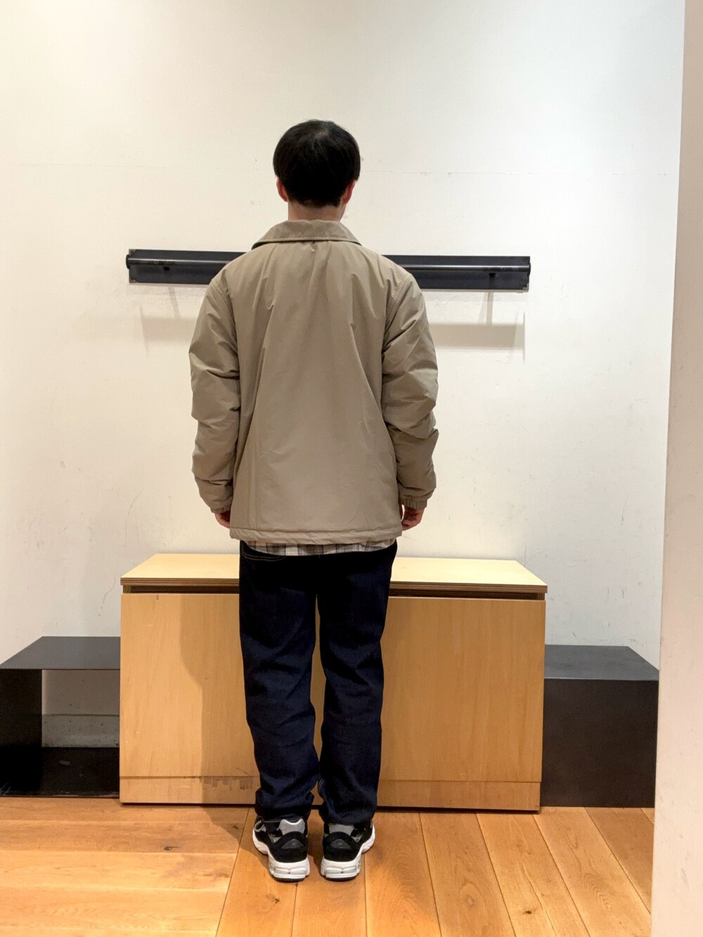 「秋コーデ、秋のコーデ、秋冬コーデ、秋冬、秋冬新作、秋冬準備はじめました、アウター、アウターコーデ、パタゴニア、GRAMICCI、patagonia、New Balance、DOORS、冬コーデ」｜「Gramicciの『別注』GRAMICCI　Mountain Tuck Pants（デニムパンツ、ブルー系）」を使った、りくとさん（メンズ・170cm）の秋コーディネートの4枚目の写真