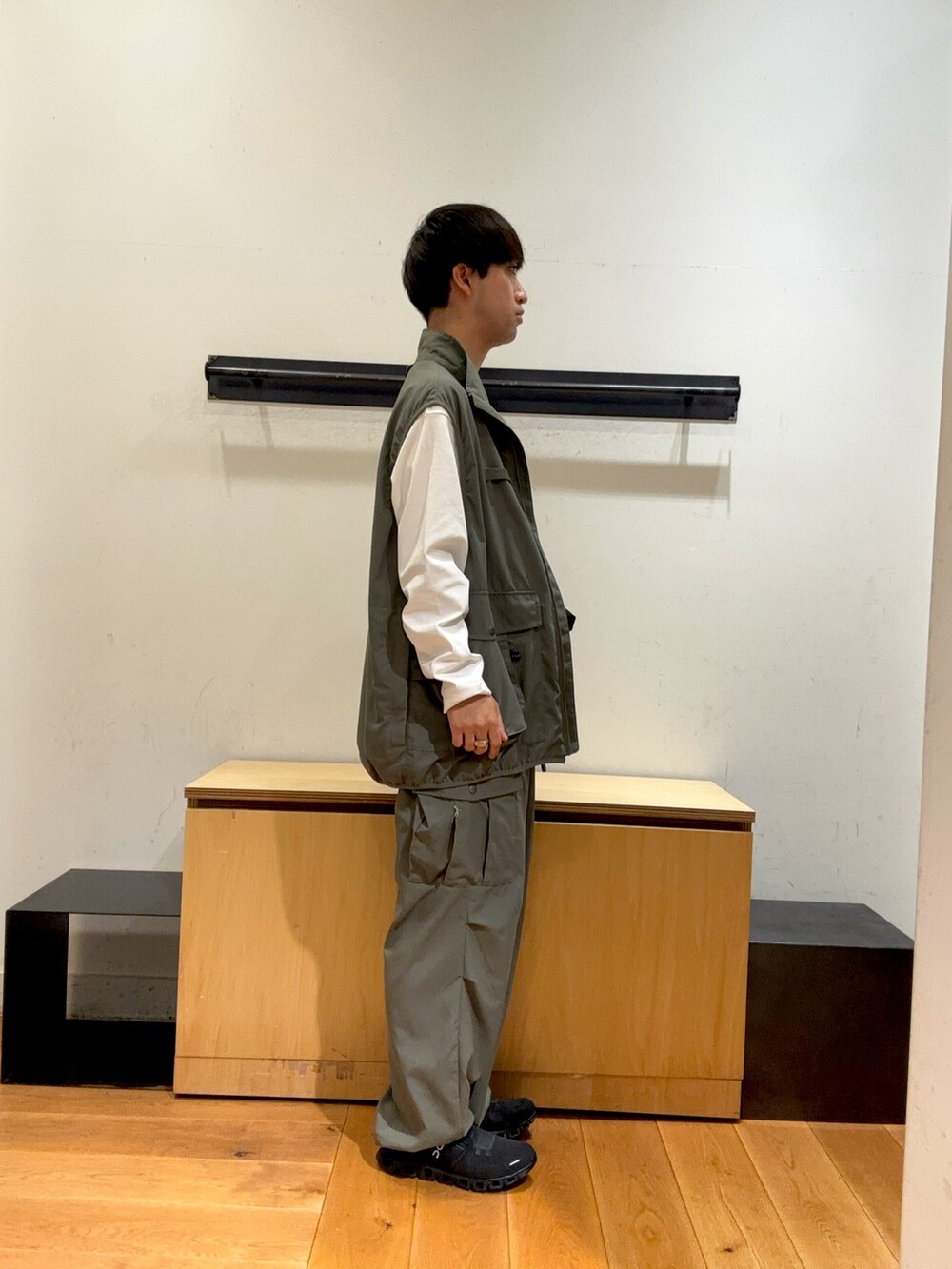 「初秋の羽織りものコーデ、秋のカラーコーデ、秋コーデ、秋カラーコーデ、ベスト、ベストコーデ、ベストスタイル、セットアップ、セットアップスタイル、カーキ、カーゴパンツ、カーゴパンツコーデ、ロンT、WAQ、ワック」｜「URBAN RESEARCH DOORSの『別注』WAQ×DOORS　難燃フィールドベスト（ベスト、グリーン系）」を使った、りくとさん（メンズ・170cm）の秋コーディネートの2枚目の写真