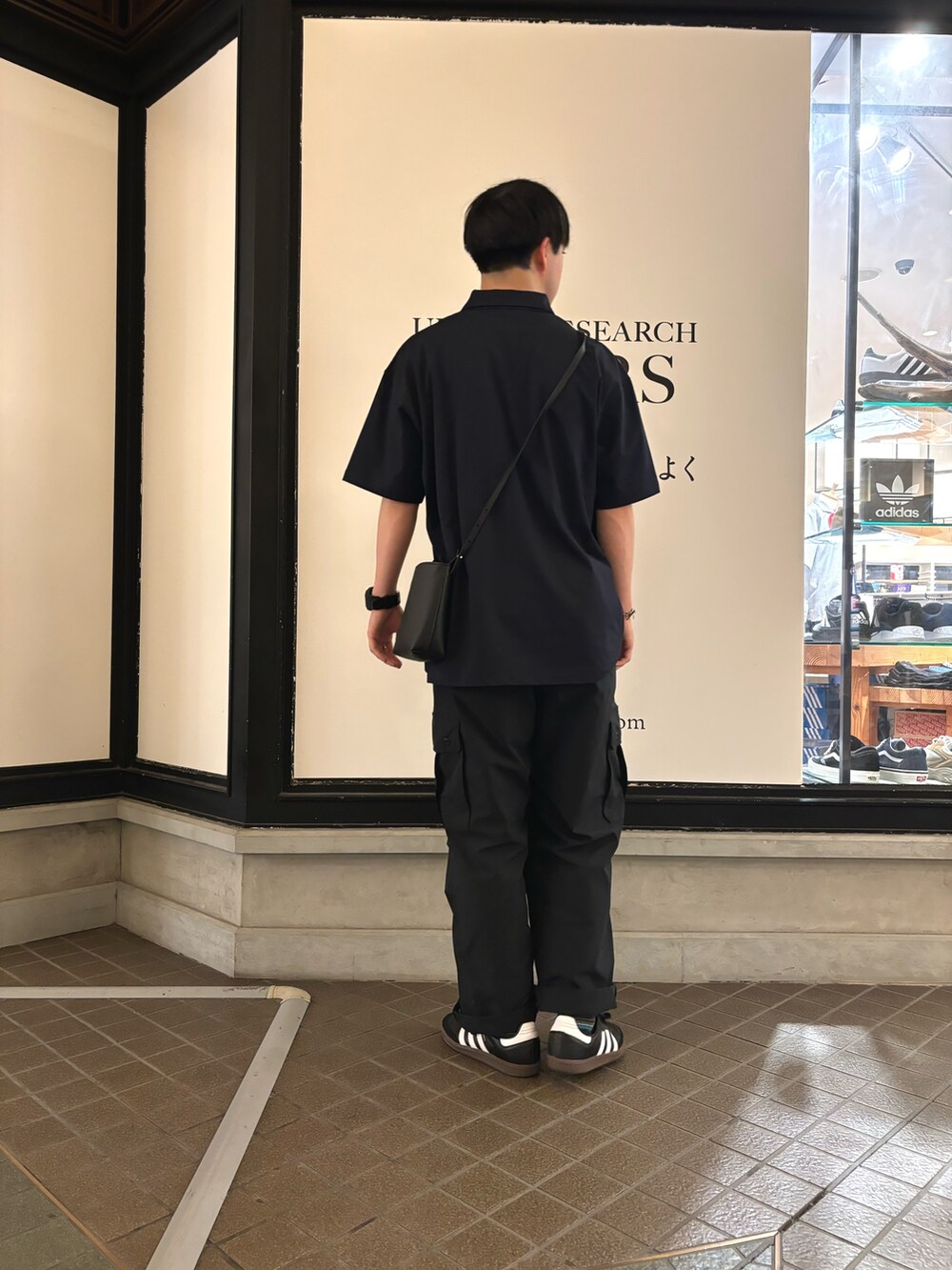「最旬夏の快適スタイル、サマーコーデ、サマースタイル、ポロシャツ、ポロシャツコーデ、カーゴパンツ、カジュアルコーデ、カジュアル」｜「URBAN RESEARCH DOORSの『永山瑛太さん着用』『吸水速乾/イージーケア/接触冷感』クイックドライS/Sポロシャツ（ポロシャツ、ブルー系）」を使った、りくとさん（メンズ・170cm）の夏コーディネートの3枚目の写真