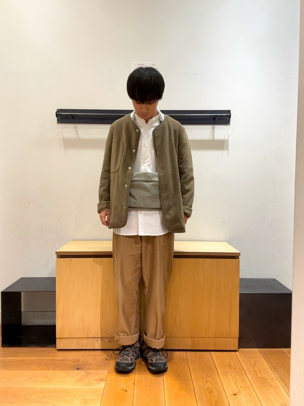 「秋冬コーデ、秋冬、冬コーデ、冬アウター、アウター、フリース、白シャツ、シャツスタイル、シャツ、チノパン、トレッキングシューズ、バッグ」｜「URBAN RESEARCH DOORSの裏起毛オックスバンドカラーシャツ（シャツ/ブラウス、ホワイト系）」を使った、りくとさん（メンズ・170cm）の秋コーディネートの4枚目の写真