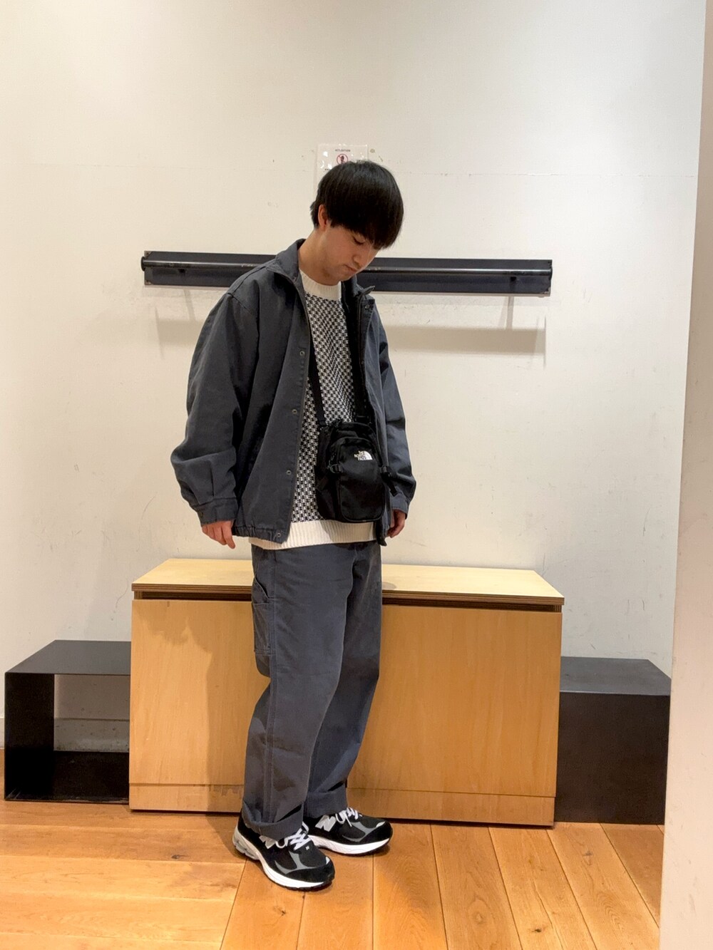 「秋冬コーデ、秋冬、秋コーデ、秋のコーデ、アウター、冬アウター、セットアップ、セットアップスタイル、ニット、スニーカー、バッグ」｜「URBAN RESEARCH DOORSの変形バーズアイニットプルオーバー（ニット/セーター、ホワイト系）」を使った、りくとさん（メンズ・170cm）の秋コーディネートの2枚目の写真