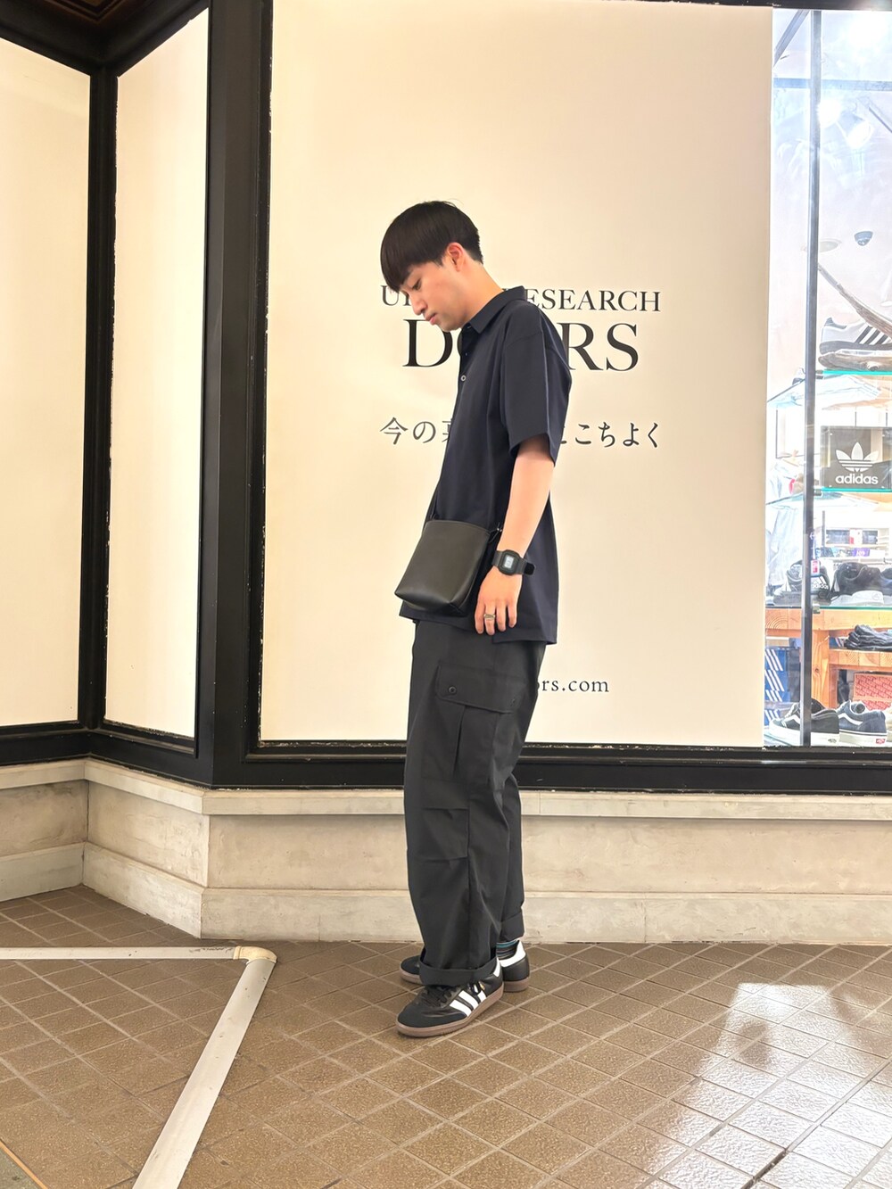 「最旬夏の快適スタイル、サマーコーデ、サマースタイル、ポロシャツ、ポロシャツコーデ、カーゴパンツ、カジュアルコーデ、カジュアル」｜「URBAN RESEARCH DOORSの『永山瑛太さん着用』『吸水速乾/イージーケア/接触冷感』クイックドライS/Sポロシャツ（ポロシャツ、ブルー系）」を使った、りくとさん（メンズ・170cm）の夏コーディネートの2枚目の写真