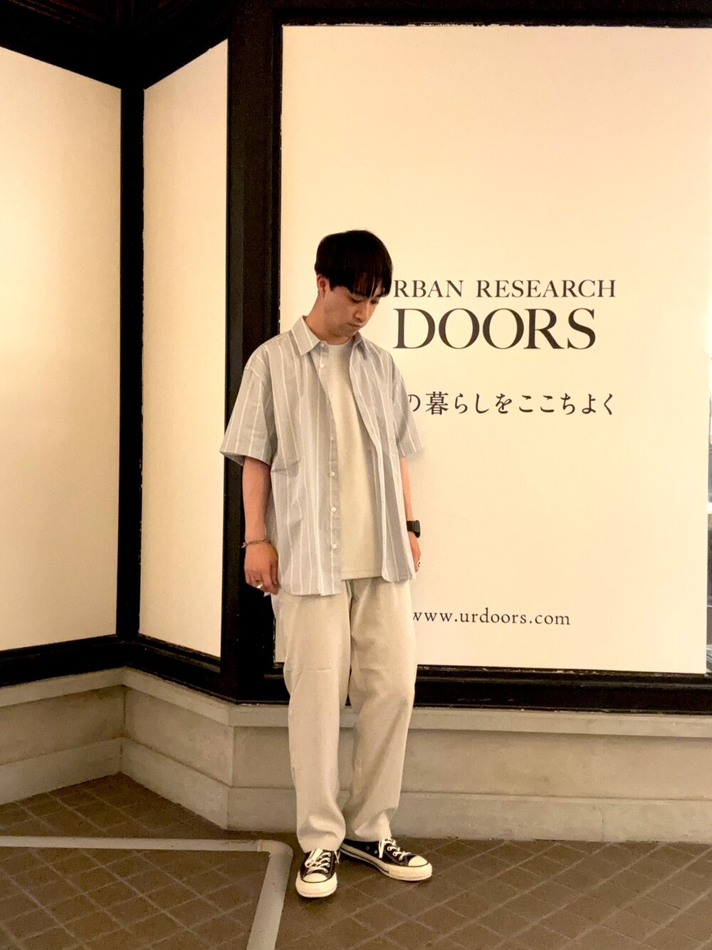 「最旬夏の快適スタイル、サマースタイル、サマーコーデ、ワントーンコーデ、ワントーン、ストライプシャツ、白パンツ、カジュアル、カジュアルコーデ」｜「URBAN RESEARCH DOORSの『吸水速乾/イージーケア』リネンライクイージーパンツ（その他パンツ、ホワイト系）」を使った、りくとさん（メンズ・170cm）の夏コーディネートの2枚目の写真