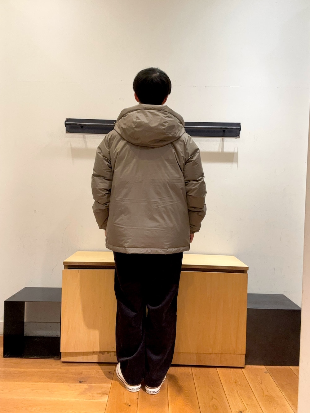 「秋から冬へスイッチコーデ、最旬アウターコーデ、ベーシックアイテムで作る最旬コーデ、ベーシックアイテムで作る最旬アウターコーデ、ベーシックアイテム、秋冬コーデ、冬コーデ、秋冬、スニーカー、カジュアル、カジュアルコーデ、コーデュロイ、コーデュロイパンツ、ダウンジャケット、ダウン」｜「NANGAの『別注』NANGA×DOORS　AURORA TEX DOWN PARKA（ダウンジャケット/コート、ブラウン系）」を使った、りくとさん（メンズ・170cm）の秋コーディネートの3枚目の写真