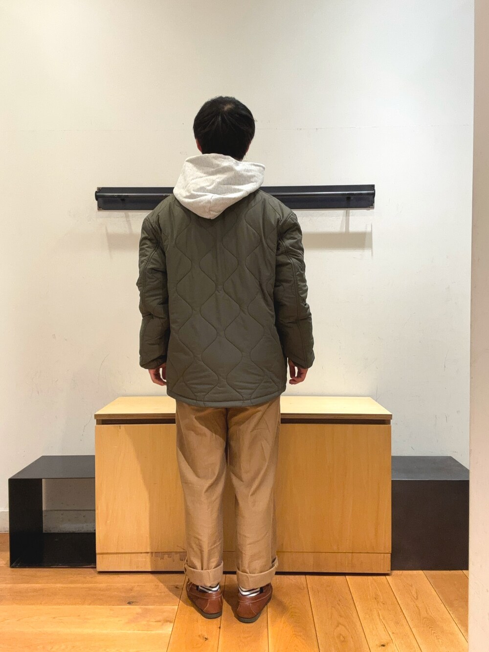 「秋冬コーデ、秋冬、スウェット、パーカー、パーカーコーデ、キルティング、キルトジャケット、アースカラー、冬コーデ、冬、アウター、アウターコーデ、チノパン」｜「URBAN RESEARCH DOORSの裏起毛プルオーバーフーディー（スウェット、グレー系）」を使った、りくとさん（メンズ・170cm）の秋コーディネートの3枚目の写真