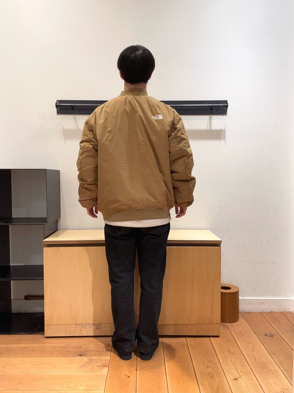「大人のスウェットコーデ、大人のスウェット、アウター、アウターコーデ、冬、冬コーデ、冬アウター、冬のコーデ、カジュアル、カジュアルコーデ、カジュアルスタイル、デニム、デニムコーデ、大人カジュアル、休日コーデ」｜「ClarksのClarks　WallabeeGTX（ブーツ、ブラック系）」を使った、りくとさん（メンズ・170cm）の冬コーディネートの3枚目の写真