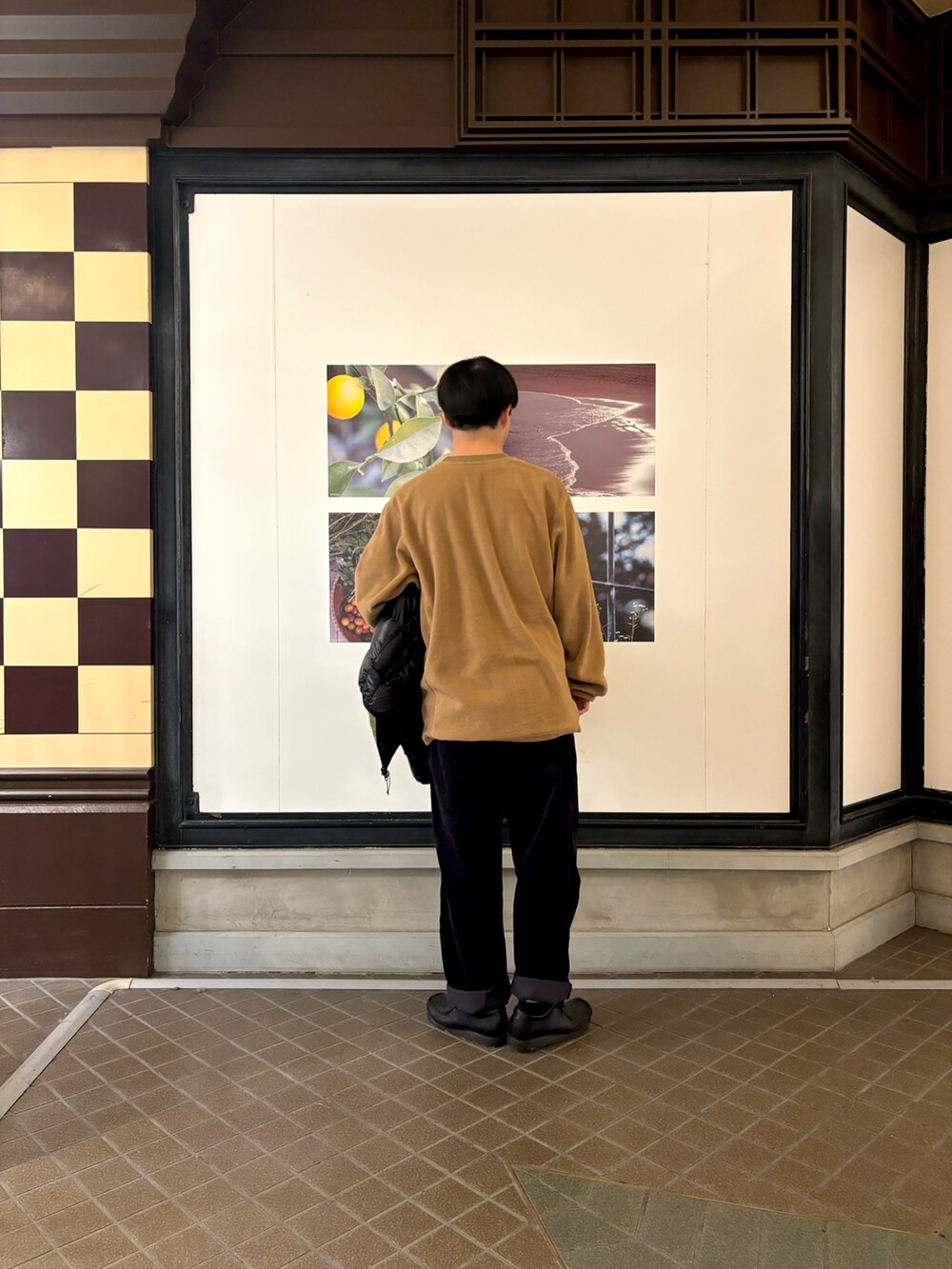 「ダウンで作る大人コーデ、秋冬コーデ、アウター、冬アウター、冬コーデ、EKAL、カジュアル、カジュアルコーデ、フリース、ダウンジャケット、コーデュロイ、コーデュロイパンツ、ナンガ」｜「NANGAの『別注』NANGA×EKAL　クラシックダウンジャケット（ダウンジャケット/コート、ブラック系）」を使った、りくとさん（メンズ・170cm）の冬コーディネートの5枚目の写真