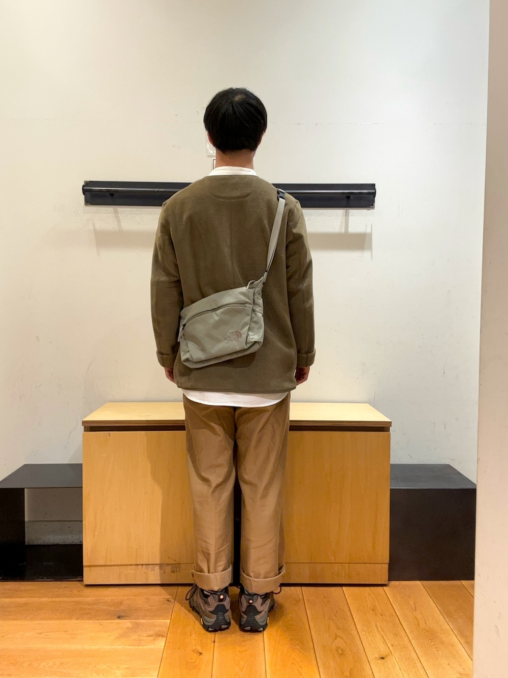 「秋冬コーデ、秋冬、冬コーデ、冬アウター、アウター、フリース、白シャツ、シャツスタイル、シャツ、チノパン、トレッキングシューズ、バッグ」｜「URBAN RESEARCH DOORSの裏起毛オックスバンドカラーシャツ（シャツ/ブラウス、ホワイト系）」を使った、りくとさん（メンズ・170cm）の秋コーディネートの3枚目の写真