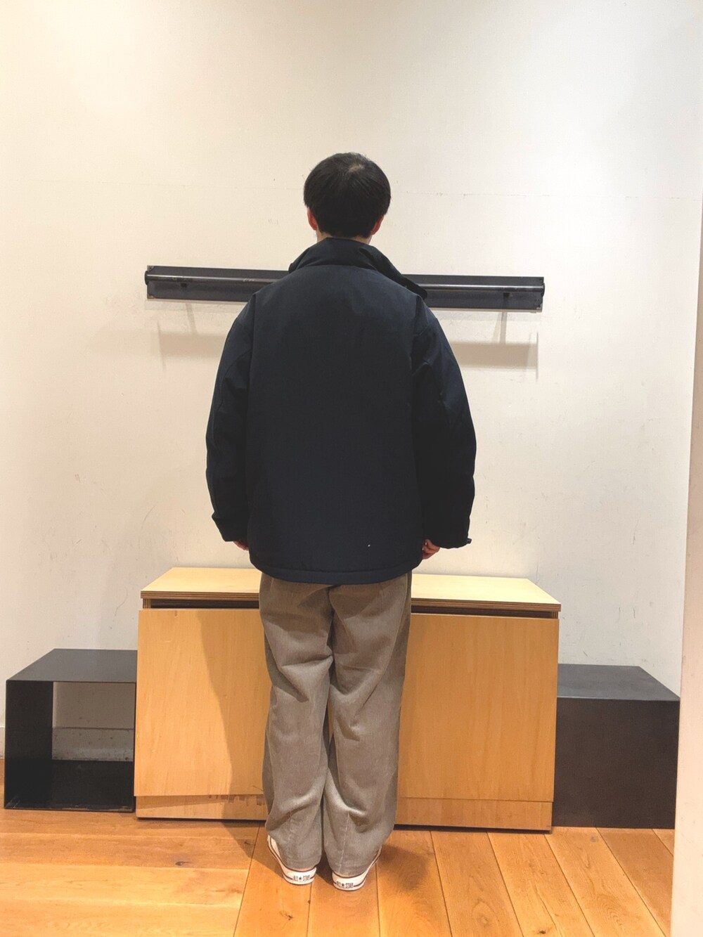 「ベーシックアイテムで作る最旬コーデ、ベーシックアイテムで作る最旬アウターコーデ、ベーシックアイテム、最旬アウターコーデ、秋から冬へスイッチコーデ、ニット、ダウンジャケット、ダウン、ダウンコーデ、アウター、冬コーデ、秋冬コーデ、冬アウター、コーデュロイ、コーデュロイパンツ」｜「EKALの『UR TECH』コーデュロイワイドトラウザー（その他パンツ、ブラウン系）」を使った、りくとさん（メンズ・170cm）の秋コーディネートの4枚目の写真