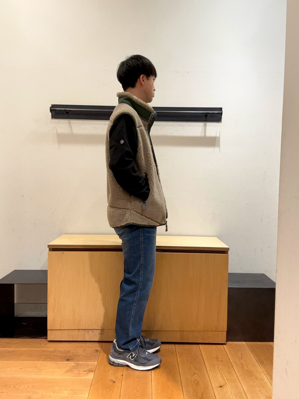 「秋コーデ、秋のコーデ、秋冬コーデ、秋服、秋服準備はじめました、ボアベスト、ベスト、スウェット、スウェットコーデ、デニム、デニムパンツ、スニーカー、dazzlin」｜「Gramicciの『別注』GRAMICCI　Mountain Tuck Pants（デニムパンツ、ブルー系）」を使った、りくとさん（メンズ・170cm）の秋コーディネートの2枚目の写真