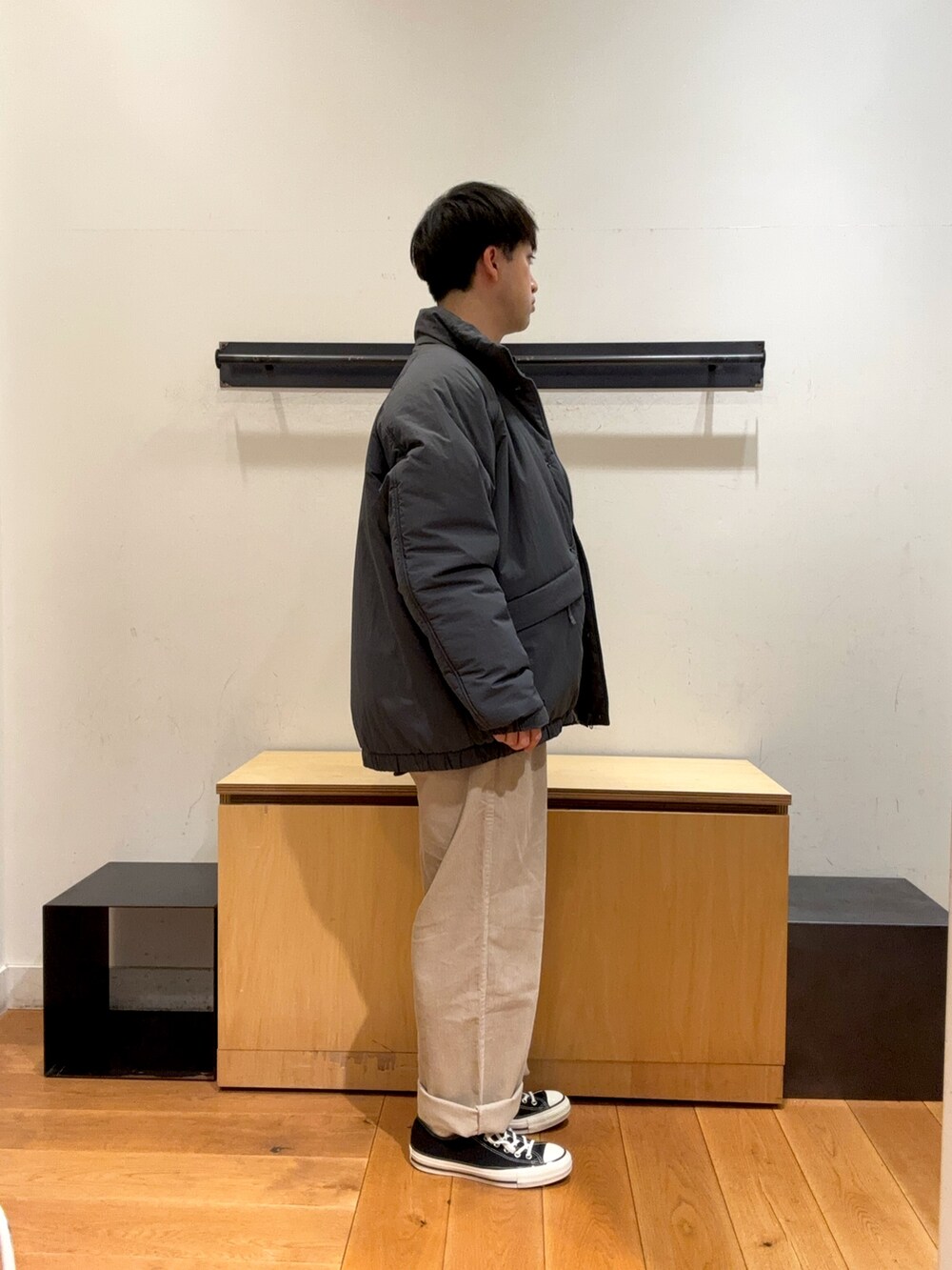 「秋から冬へスイッチコーデ、最旬アウターコーデ、秋冬コーデ、秋冬、カジュアル、カジュアルコーデ、シャツスタイル、コーデュロイパンツ、コーデュロイ、スニーカー、バッグ、中綿ジャケット、ダウン」｜「URBAN RESEARCH DOORSのPRIMALOFT中綿ブルゾン（ブルゾン、グレー系）」を使った、りくとさん（メンズ・170cm）の秋コーディネートの2枚目の写真
