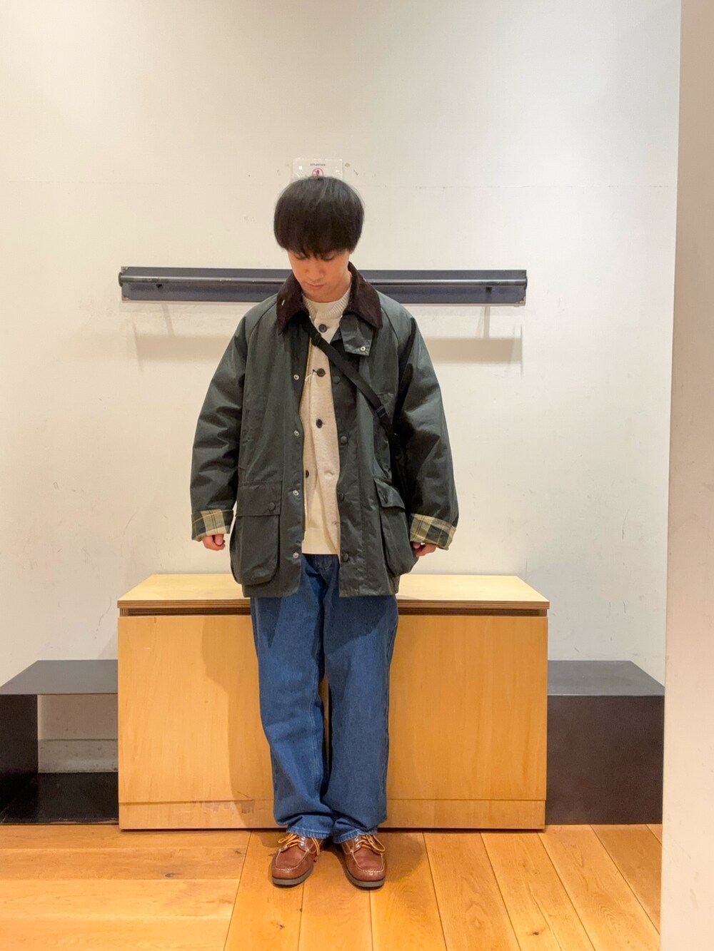「秋コーデ、秋のコーデ、秋冬コーデ、秋服準備はじめました、冬コーデ、冬アウター、冬アウター着回しチャレンジ、アウター、アウターコーデ、デニム、ニット、barbour、snow peak」｜「URBAN RESEARCH DOORSの『XLサイズ/WEB限定』ハミルトンウールガーターカーディガン（カーディガン/ボレロ、ベージュ系）」を使った、りくとさん（メンズ・170cm）の秋コーディネートの2枚目の写真