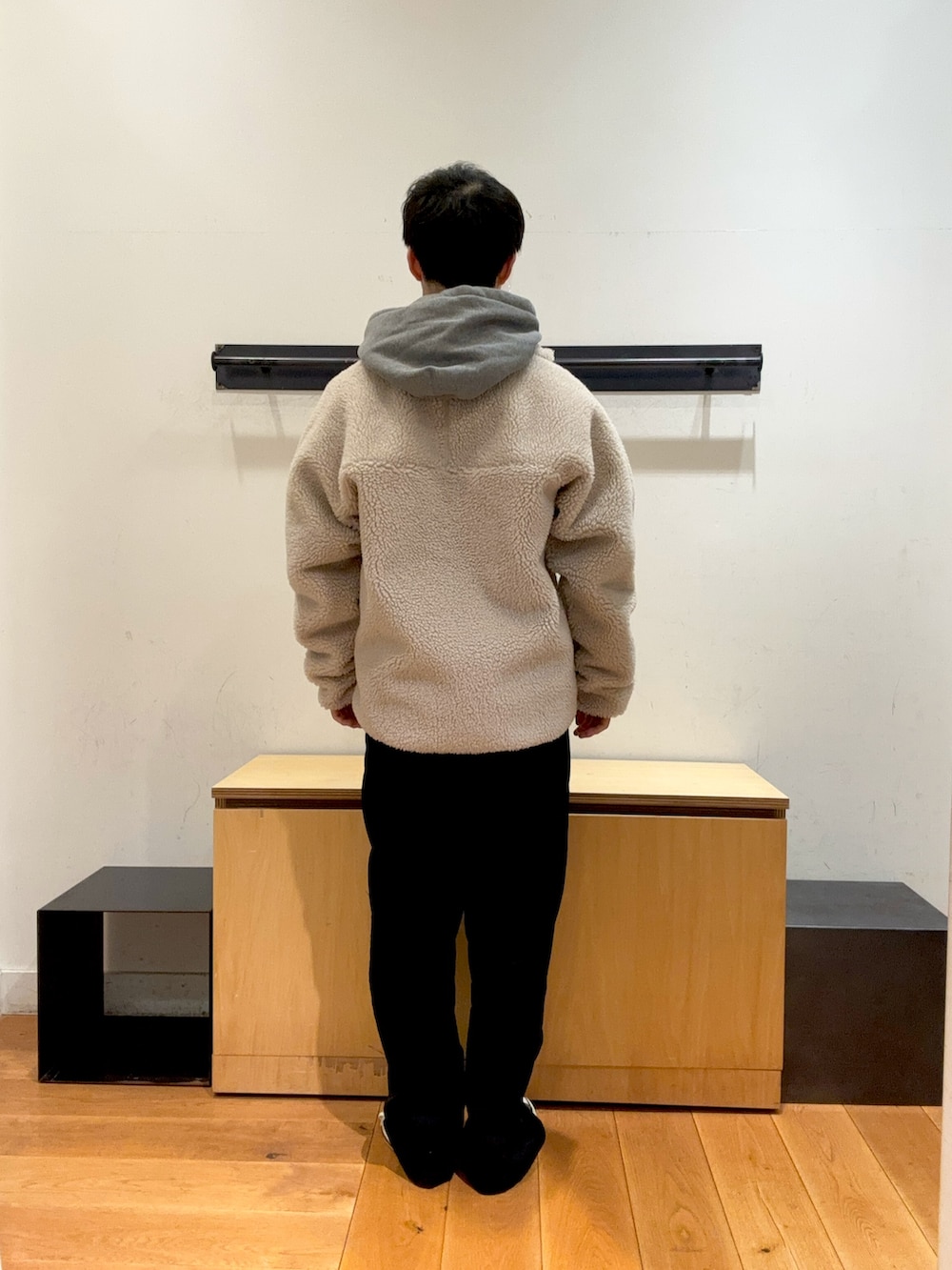 「秋コーデ、秋のコーデ、秋冬コーデ、冬コーデ、冬アウター、冬のコーデ、アウター、ボア、ボアブルゾン、パーカー、パーカーコーデ、パーカー グレー、コーデュロイ、コーデュロイパンツ、スニーカー」｜「URBAN RESEARCH DOORSの2タック太畝コーデュロイパンツ（その他パンツ、ブラック系）」を使った、りくとさん（メンズ・170cm）の秋コーディネートの3枚目の写真