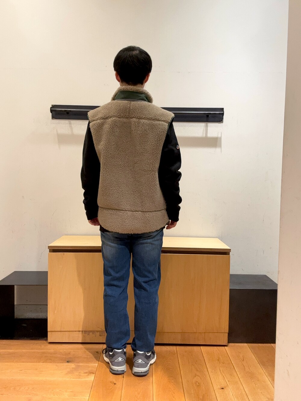 「秋コーデ、秋のコーデ、秋冬コーデ、秋服、秋服準備はじめました、ボアベスト、ベスト、スウェット、スウェットコーデ、デニム、デニムパンツ、スニーカー、dazzlin」｜「Gramicciの『別注』GRAMICCI　Mountain Tuck Pants（デニムパンツ、ブルー系）」を使った、りくとさん（メンズ・170cm）の秋コーディネートの3枚目の写真