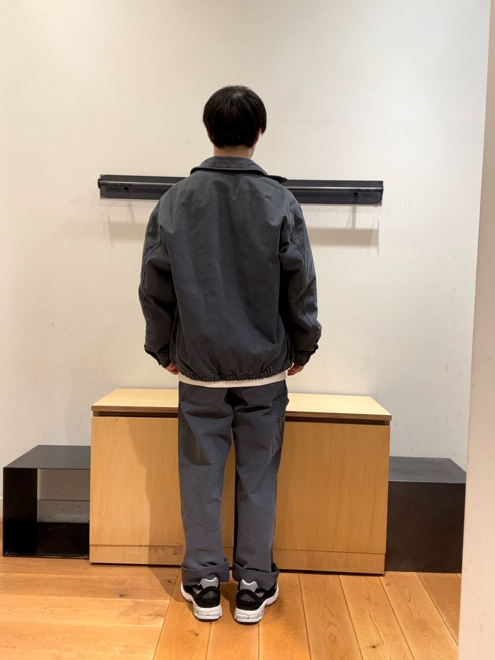 「秋冬コーデ、秋冬、秋コーデ、秋のコーデ、アウター、冬アウター、セットアップ、セットアップスタイル、ニット、スニーカー、バッグ」｜「URBAN RESEARCH DOORSの変形バーズアイニットプルオーバー（ニット/セーター、ホワイト系）」を使った、りくとさん（メンズ・170cm）の秋コーディネートの3枚目の写真