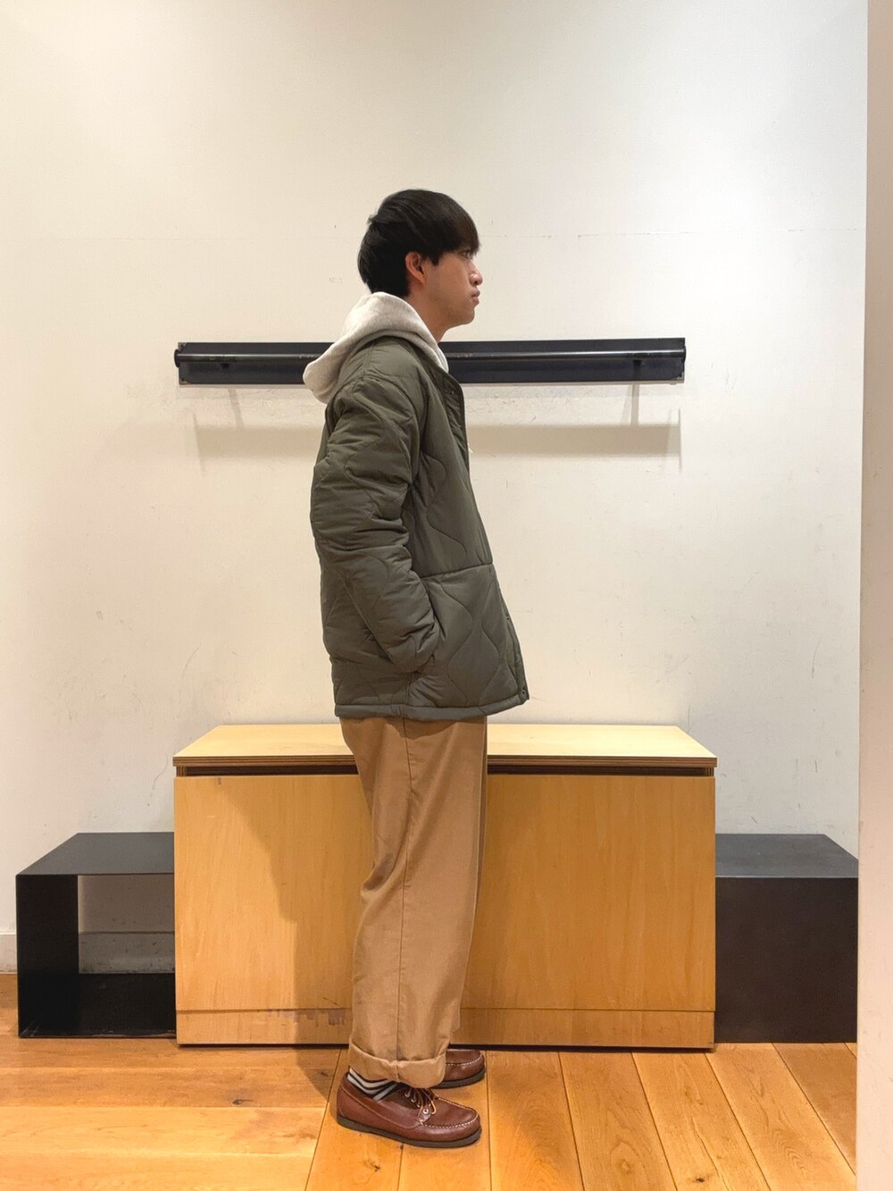 「秋冬コーデ、秋冬、スウェット、パーカー、パーカーコーデ、キルティング、キルトジャケット、アースカラー、冬コーデ、冬、アウター、アウターコーデ、チノパン」｜「URBAN RESEARCH DOORSの裏起毛プルオーバーフーディー（スウェット、グレー系）」を使った、りくとさん（メンズ・170cm）の秋コーディネートの2枚目の写真