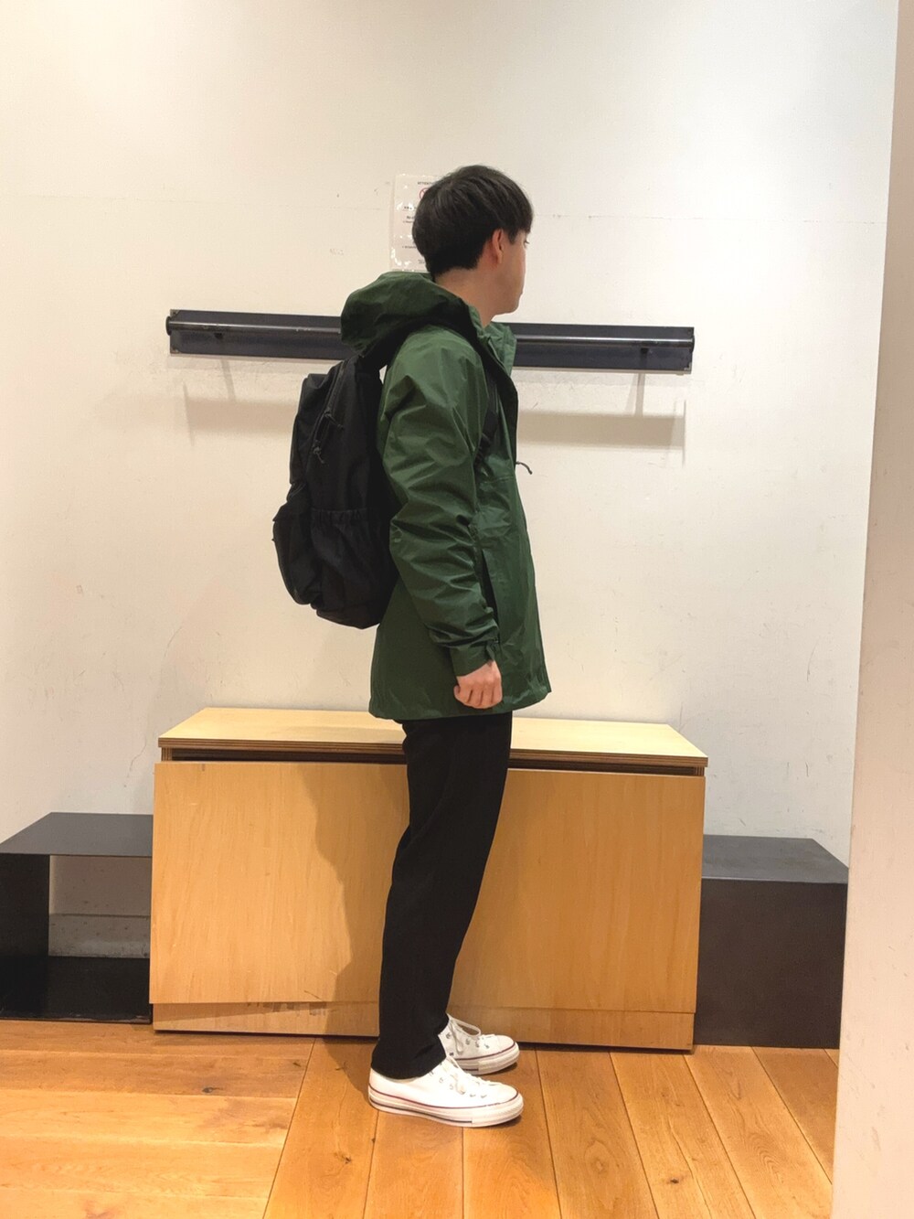 「秋から冬へスイッチコーデ、最旬アウターコーデ、ベーシックアイテムで作る最旬コーデ、秋冬コーデ、秋冬、アウター、リュック、ナイロンジャケット、ナイロン、マウンテンパーカー、シャツスタイル、シャツ、カジユアル」｜「URBAN RESEARCH DOORSの『UR TECH』コーデュロイバンドカラーシャツ（シャツ/ブラウス、ホワイト系）」を使った、りくとさん（メンズ・170cm）の秋コーディネートの2枚目の写真