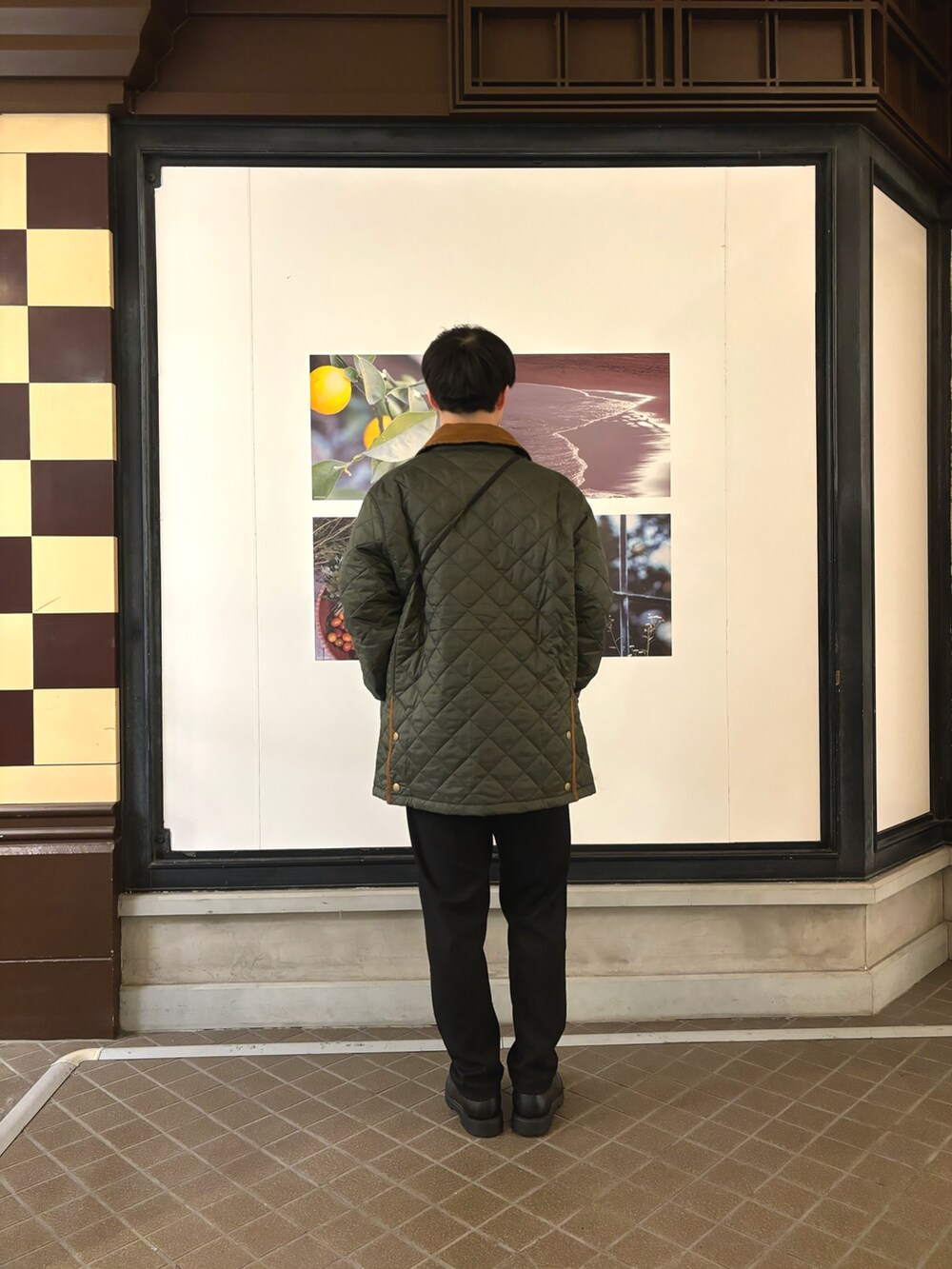 「秋冬コーデ、アウター、冬コーデ、冬アウター、秋から冬へスイッチコーデ、最旬アウターコーデ、ベーシックアイテムで作る最旬コーデ、カジュアル、カジュアルコーデ、DOORS、バッグ、キルティング、キルティングジャケット、バブアー、スウェット」｜「URBAN RESEARCH DOORSの『XLサイズ/WEB限定』裏起毛クルーネックスウェット（スウェット、ホワイト系）」を使った、りくとさん（メンズ・170cm）の秋コーディネートの5枚目の写真