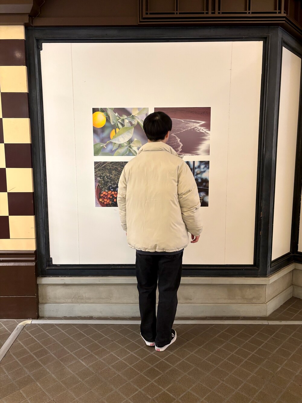 「シンプルコーデ、お出かけコーデ、休日コーデ、大人カジュアル、冬、シンプルスタイル、冬のコーデ、ニットポロシャツ、ポロシャツ、ポロシャツコーデ、カーディガン、カーディガンコーデ、デニム、デニムパンツ、スニーカー」｜「URBAN RESEARCH DOORSの『UR TECH 200日ニット』1ツ釦カーディガン（カーディガン/ボレロ、ブルー系）」を使った、りくとさん（メンズ・170cm）の冬コーディネートの3枚目の写真