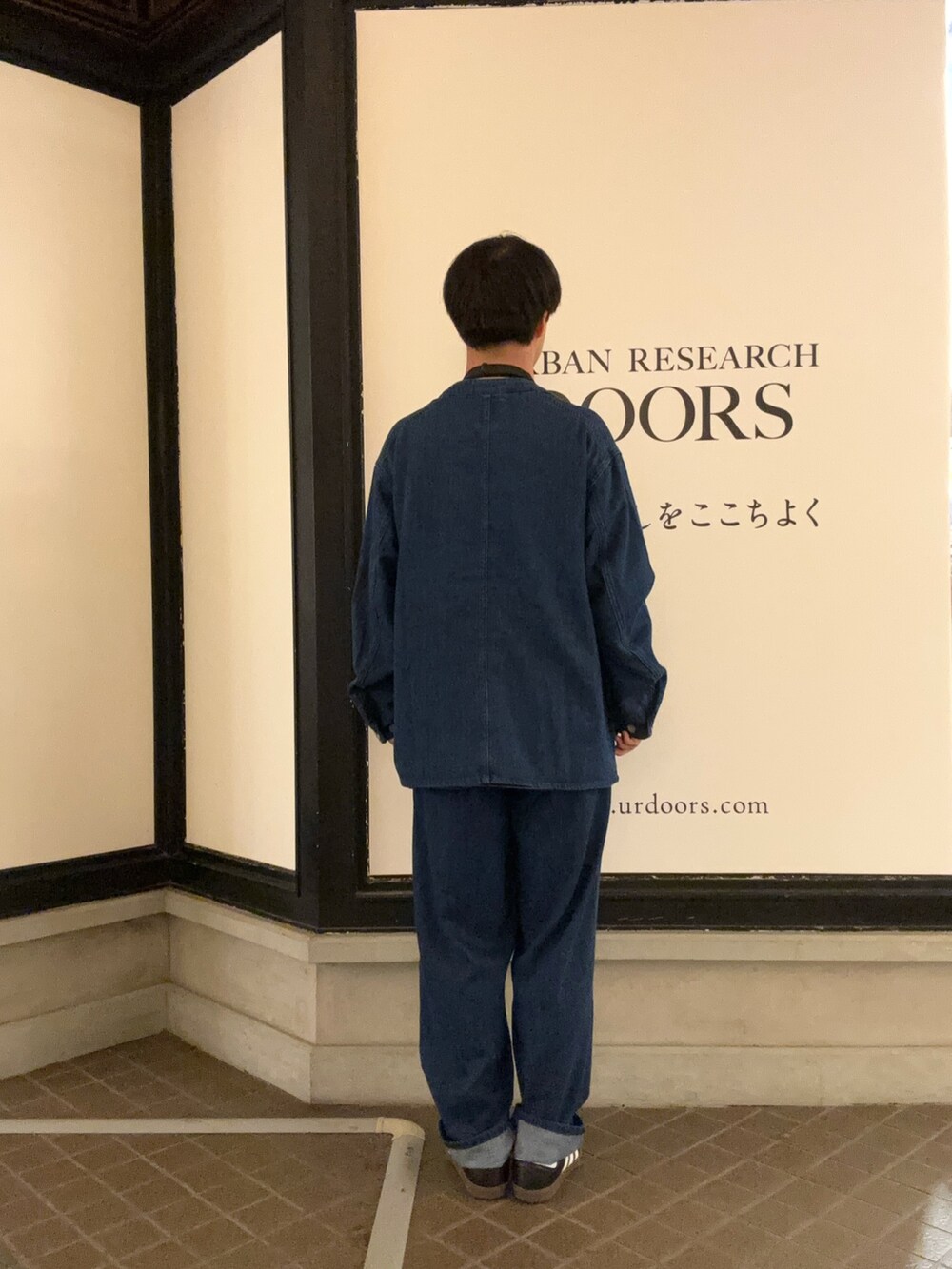 「Grow Organic、即着デニムコーデ、デニム、デニムパンツ、デニムジャケット、デニムアウター、アウター、先取り秋カラーコーデ、先取り秋コーデ、先取りコーデ、セットアップ、セットアップスタイル」｜「URBAN RESEARCH DOORSのミジンボーダーロングスリーブ Tシャツ（Tシャツ/カットソー、グレー系）」を使った、りくとさん（メンズ・170cm）の夏コーディネートの3枚目の写真