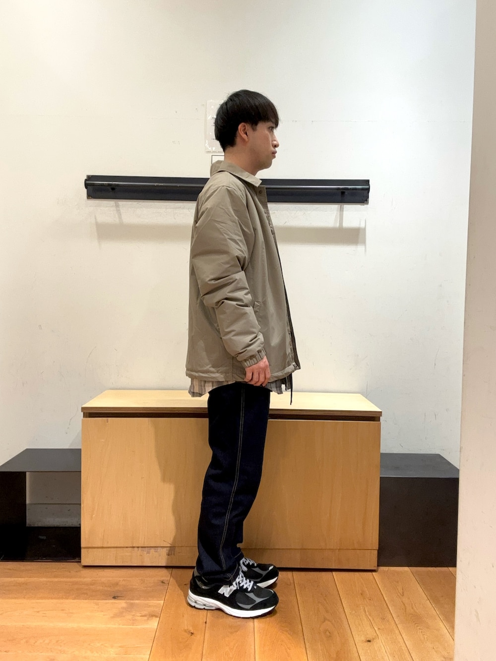 「秋コーデ、秋のコーデ、秋冬コーデ、秋冬、秋冬新作、秋冬準備はじめました、アウター、アウターコーデ、パタゴニア、GRAMICCI、patagonia、New Balance、DOORS、冬コーデ」｜「Gramicciの『別注』GRAMICCI　Mountain Tuck Pants（デニムパンツ、ブルー系）」を使った、りくとさん（メンズ・170cm）の秋コーディネートの3枚目の写真