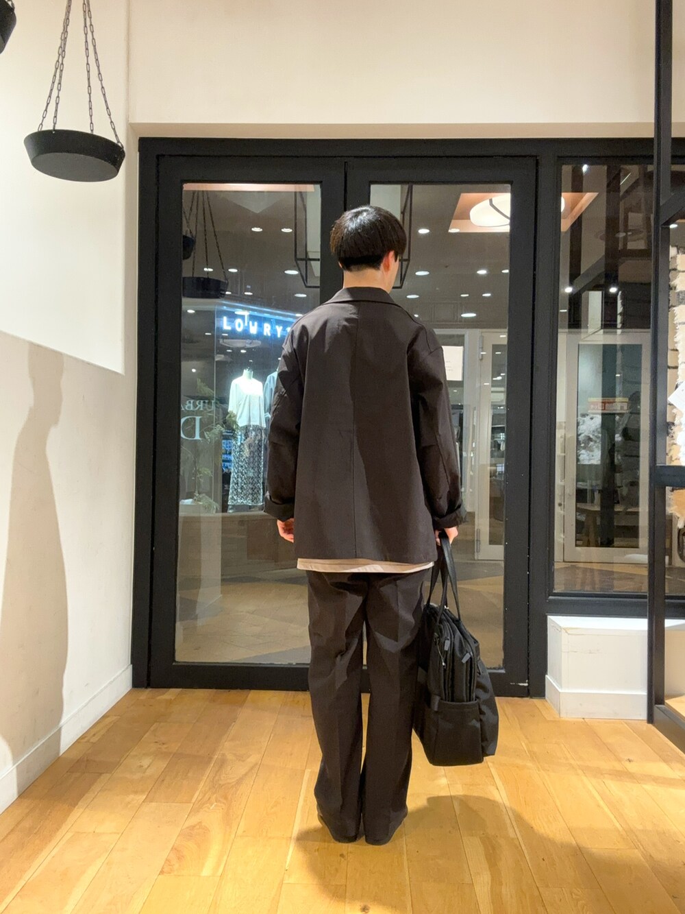 「初秋の羽織りものコーデ、秋カラーコーデ、秋コーデ、秋のコーデ、秋服、秋のお出かけコーデ、季節の変わり目オフィスコーデ、ジャケット、ジャケットスタイル、ジャケットコーデ、セットアップ、セットアップスタイル」｜「PENNEYSの『別注』PENNEYS×DOORS　THE FOX 天竺 Long-Sleeve T-Shirts（Tシャツ/カットソー、グレー系）」を使った、りくとさん（メンズ・170cm）の秋コーディネートの3枚目の写真