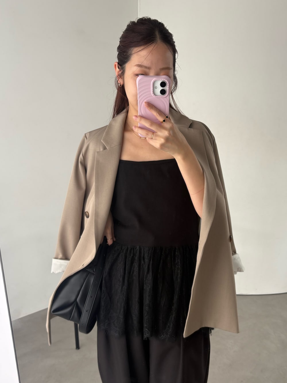 ブラック系のキャミソール、ブラック系のその他パンツ、ベージュ系のテーラードジャケットを着用したレディースの春コーディネートの2枚目の写真