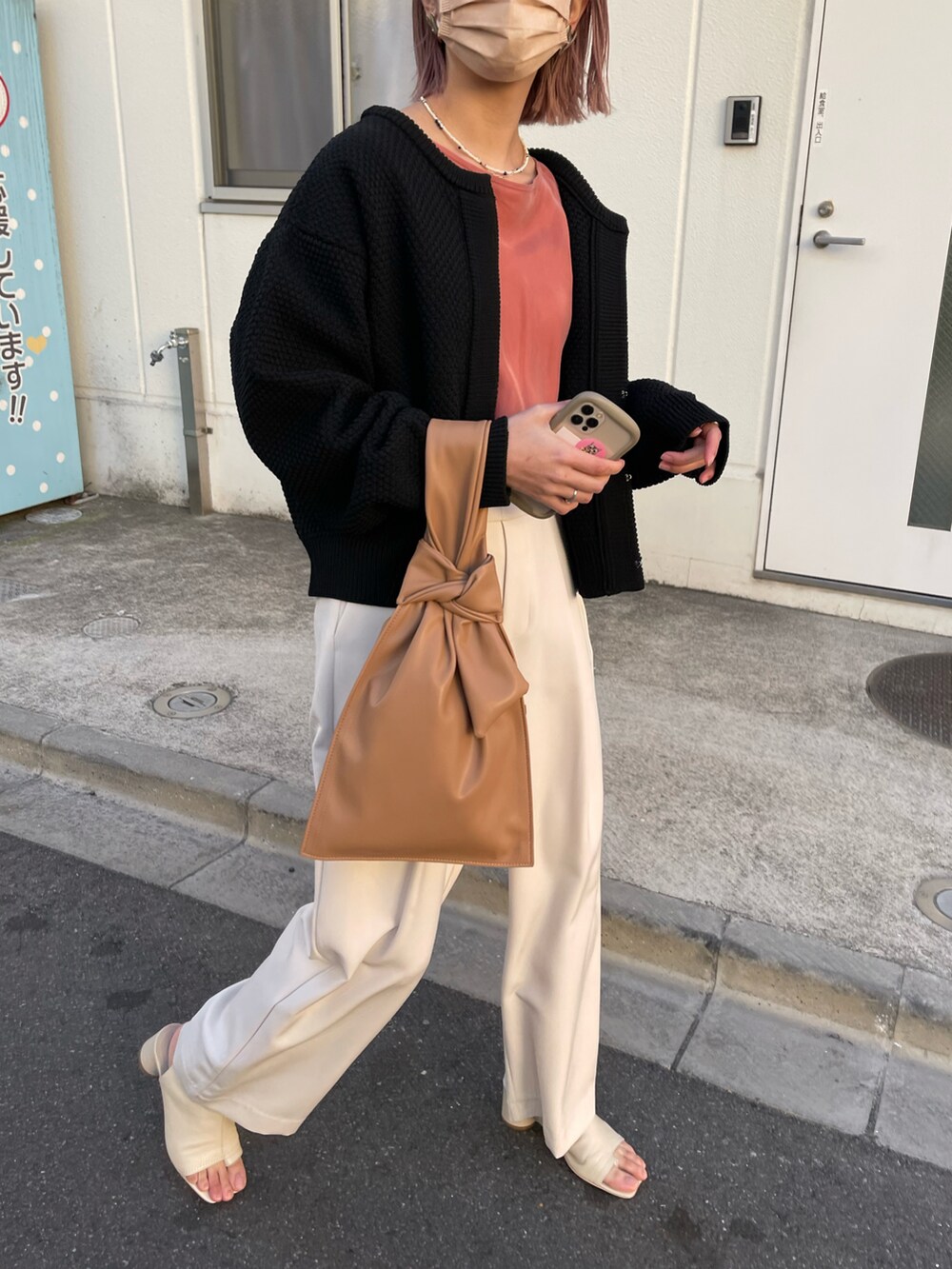 イエロー系のトートバッグ、ホワイト系のその他パンツ、ホワイト系のサンダルを着用したレディースの冬コーディネートの3枚目の写真