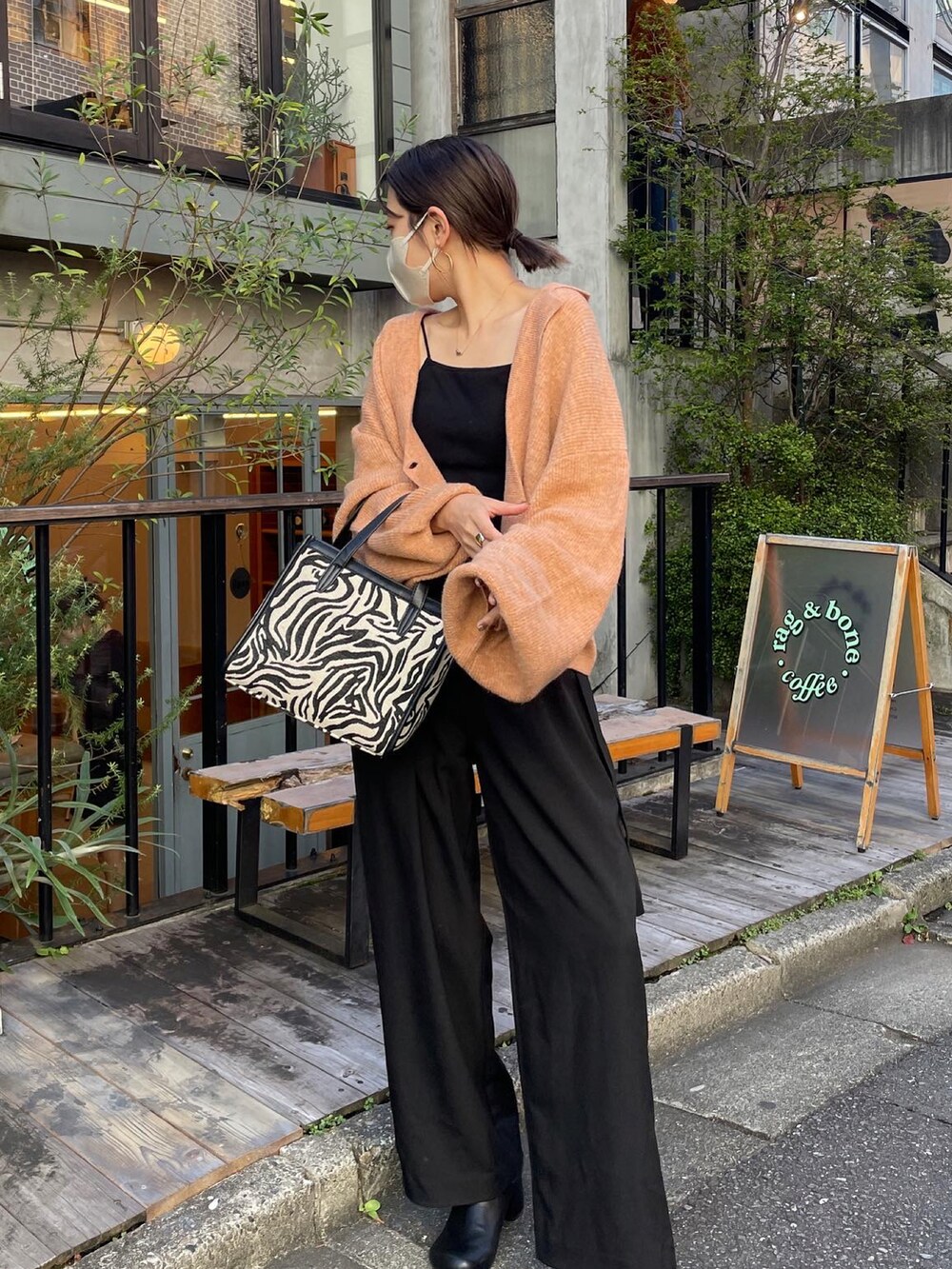 オレンジ系のカーディガン/ボレロ、ブラック系のその他パンツを着用したレディースの秋コーディネートの2枚目の写真