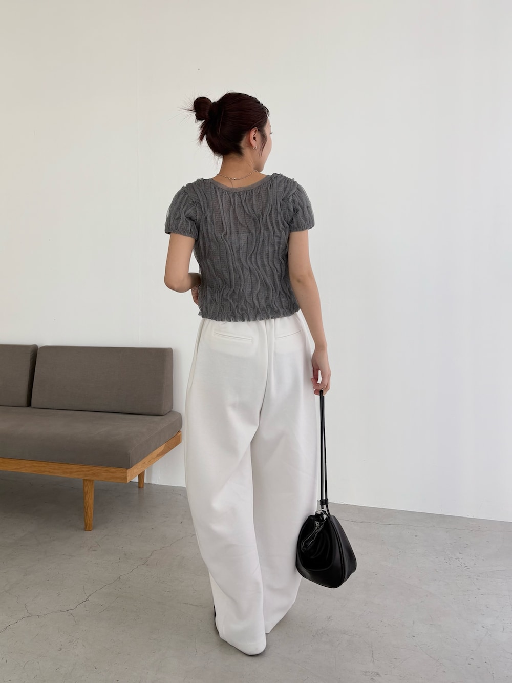 ホワイト系のその他パンツ、ブラック系のローファー、グレー系のカーディガン/ボレロを着用したレディースの春コーディネートの2枚目の写真