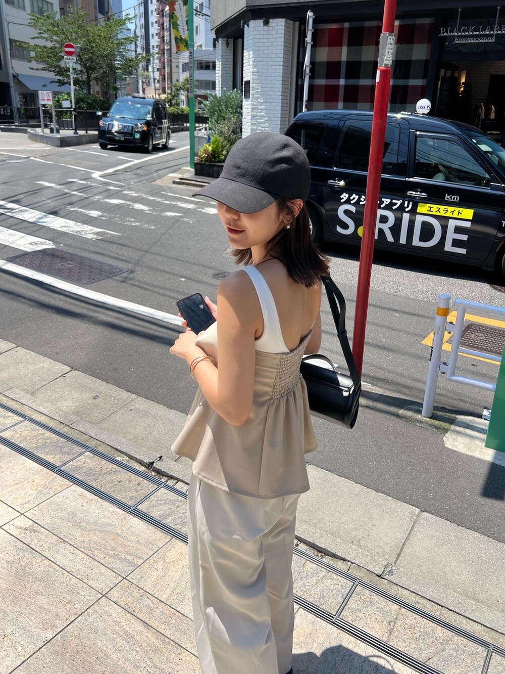 ホワイト系のその他パンツ、ベージュ系のシャツ/ブラウスを着用したレディースの夏コーディネートの2枚目の写真