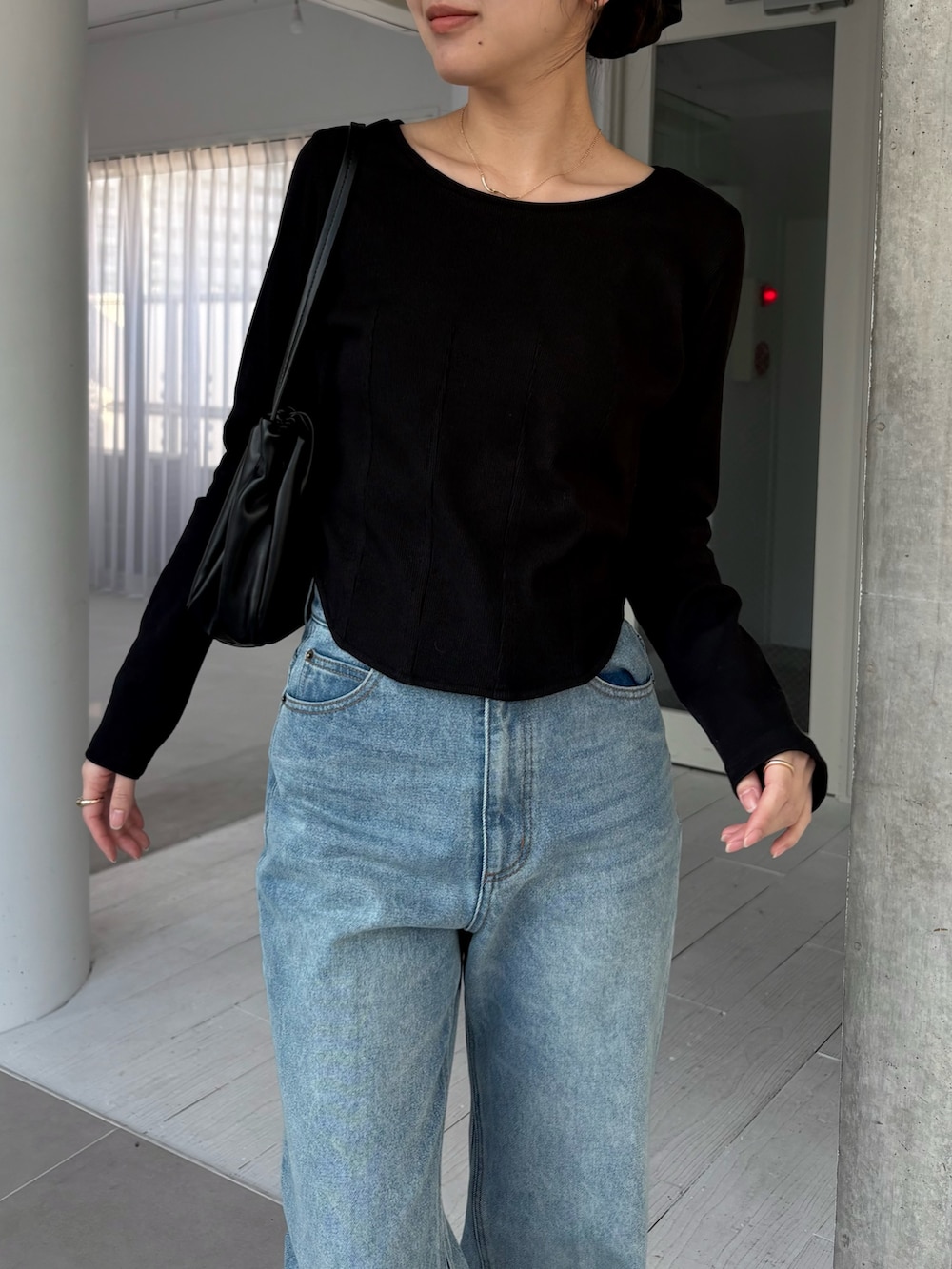 ブラック系のTシャツ/カットソー、ブルー系のデニムパンツを着用したレディースの春コーディネートの2枚目の写真