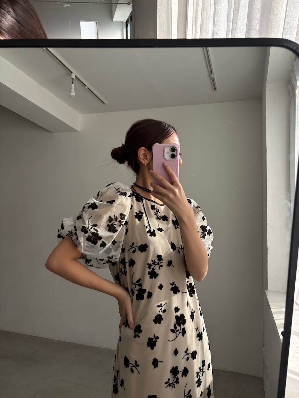 ベージュ系のワンピース、ブラック系のテーラードジャケット、ブラック系のパンプスを着用したレディースの春コーディネートの3枚目の写真