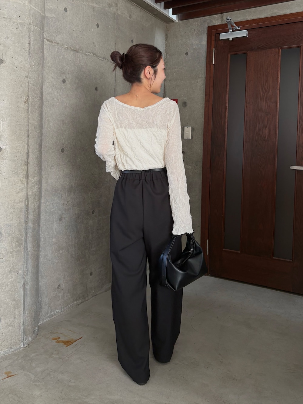 ホワイト系のニット/セーター、ブラック系のその他パンツ、ブラック系のパンプスを着用したレディースの春コーディネートの2枚目の写真