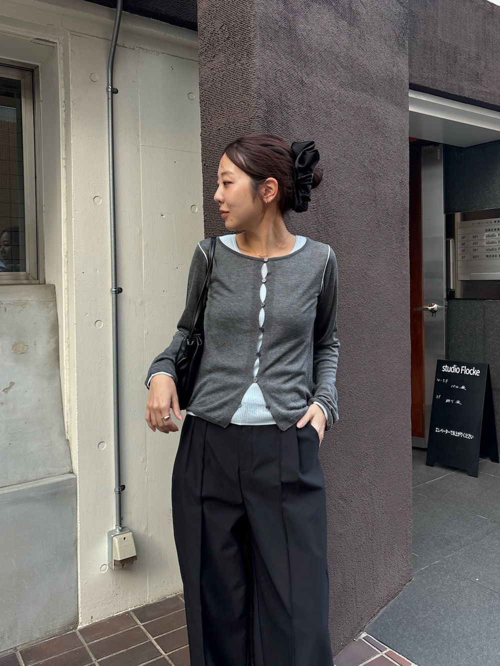 グレー系のカーディガン/ボレロ、ブラック系のその他パンツを着用したレディースの春コーディネートの2枚目の写真