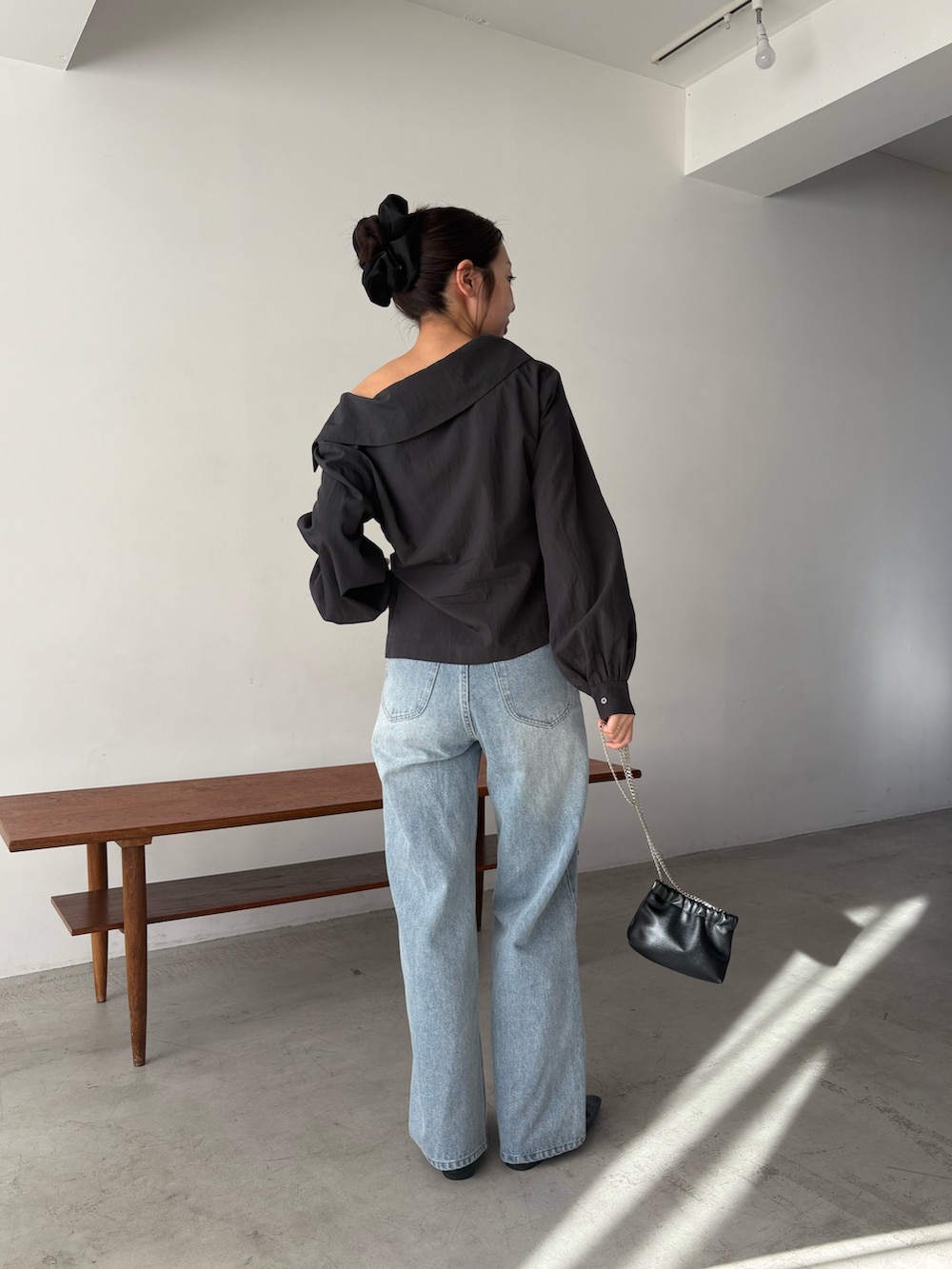 グレー系のシャツ/ブラウス、ブルー系のデニムパンツを着用したレディースの春コーディネートの2枚目の写真