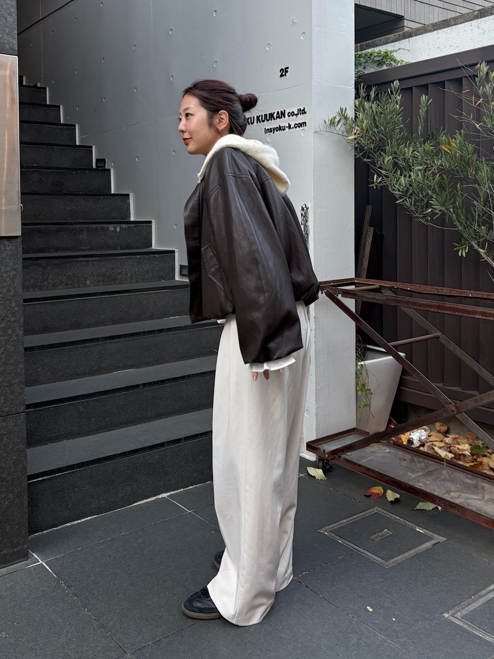 ホワイト系のその他パンツ、ブラウン系のブルゾン、ホワイト系のニット/セーターを着用したレディースの冬コーディネートの2枚目の写真