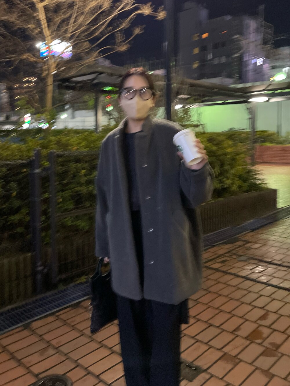 グレー系のその他アウター、ブラック系のその他パンツ、ブラック系のショルダーバッグを着用したレディースの冬コーディネートの2枚目の写真