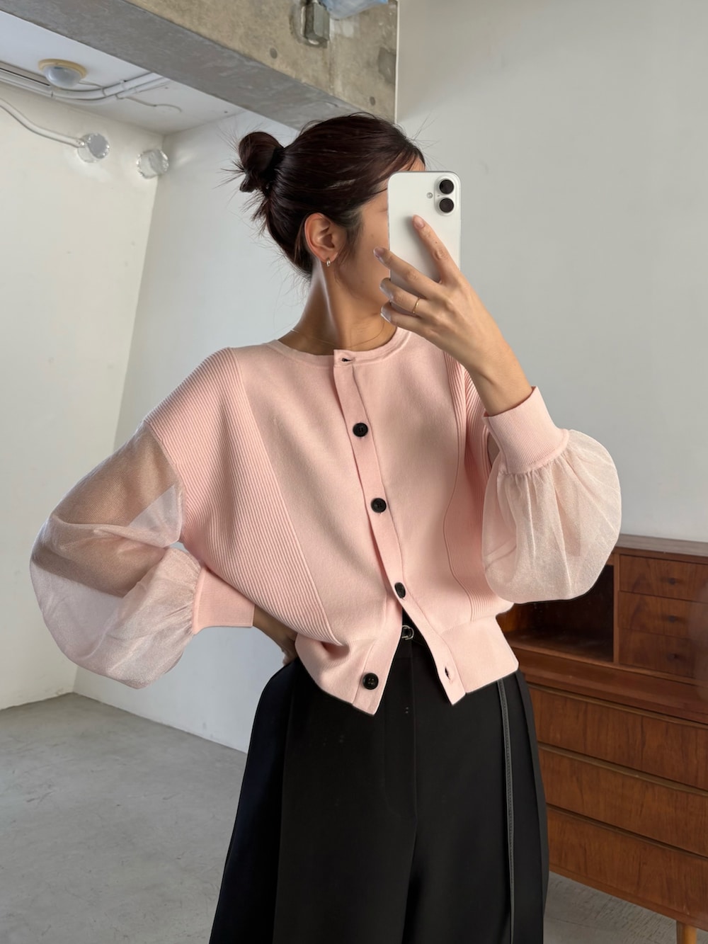 ピンク系のカーディガン/ボレロ、ブラック系のその他パンツ、ブラック系のショルダーバッグを着用したレディースの春コーディネートの2枚目の写真