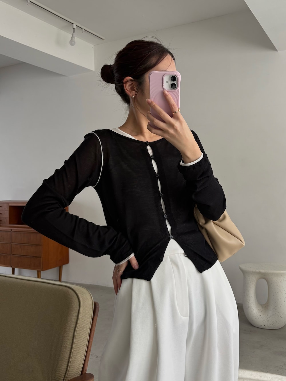 ブラック系のカーディガン/ボレロ、ホワイト系のその他パンツを着用したレディースの春コーディネートの2枚目の写真