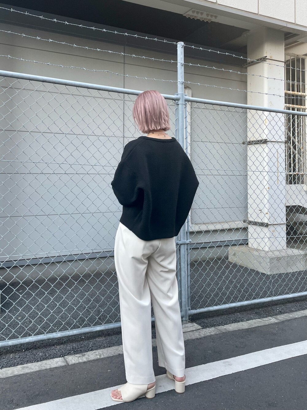 イエロー系のトートバッグ、ホワイト系のその他パンツ、ホワイト系のサンダルを着用したレディースの冬コーディネートの2枚目の写真