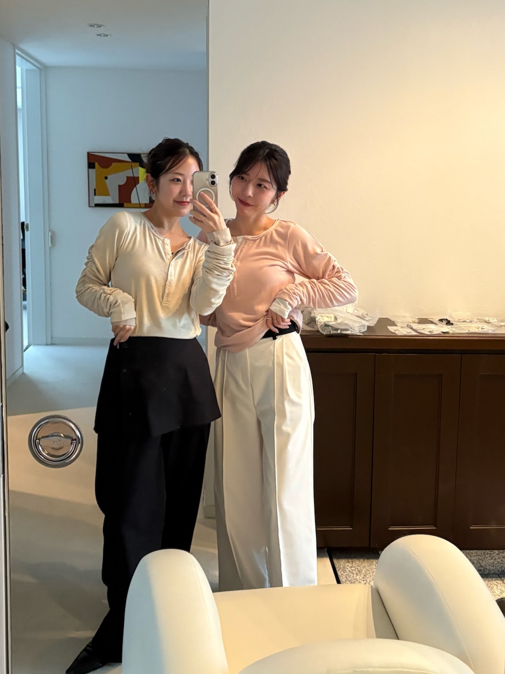 ベージュ系のTシャツ/カットソー、ブラック系のその他パンツ、ブラック系のローファーを着用したレディースの冬コーディネートの2枚目の写真