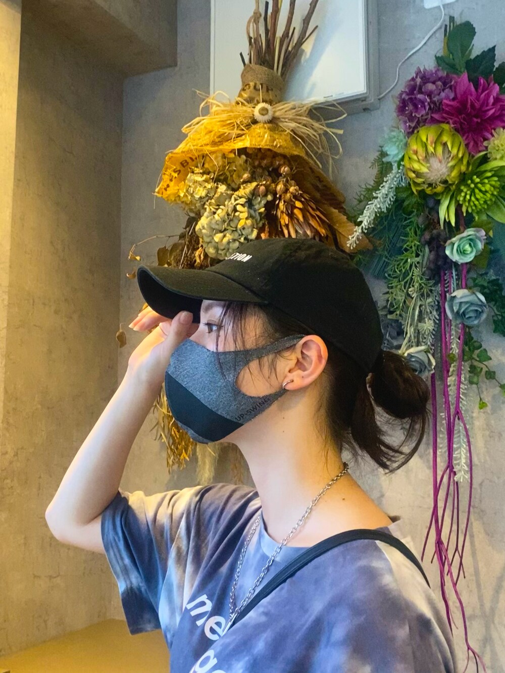 グレー系のTシャツ/カットソー、ブラック系のパンツ、ブラック系のバッグを着用したレディースの夏コーディネートの2枚目の写真