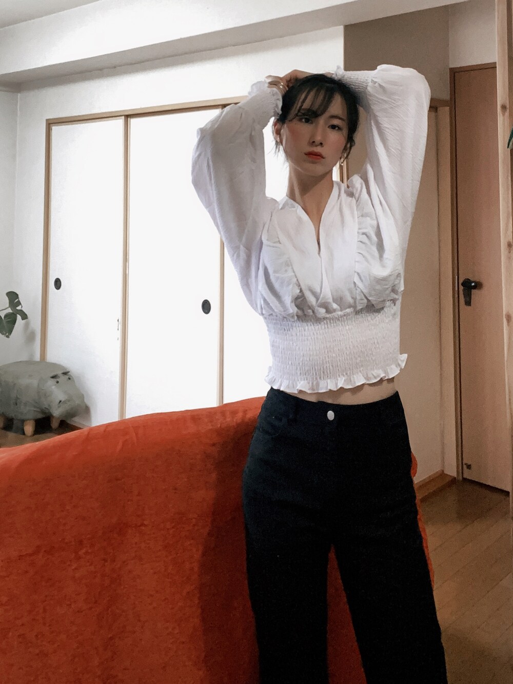 ホワイト系のシャツ/ブラウス、ブラック系のパンツを着用したレディースの春コーディネートの2枚目の写真