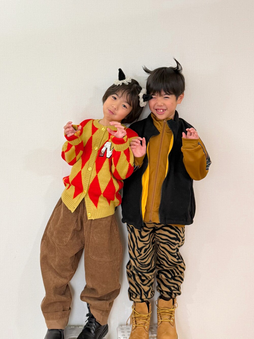 ブラウン系のジャージ、その他のその他パンツ、ベージュ系のブーツを着用したキッズの冬コーディネートの2枚目の写真