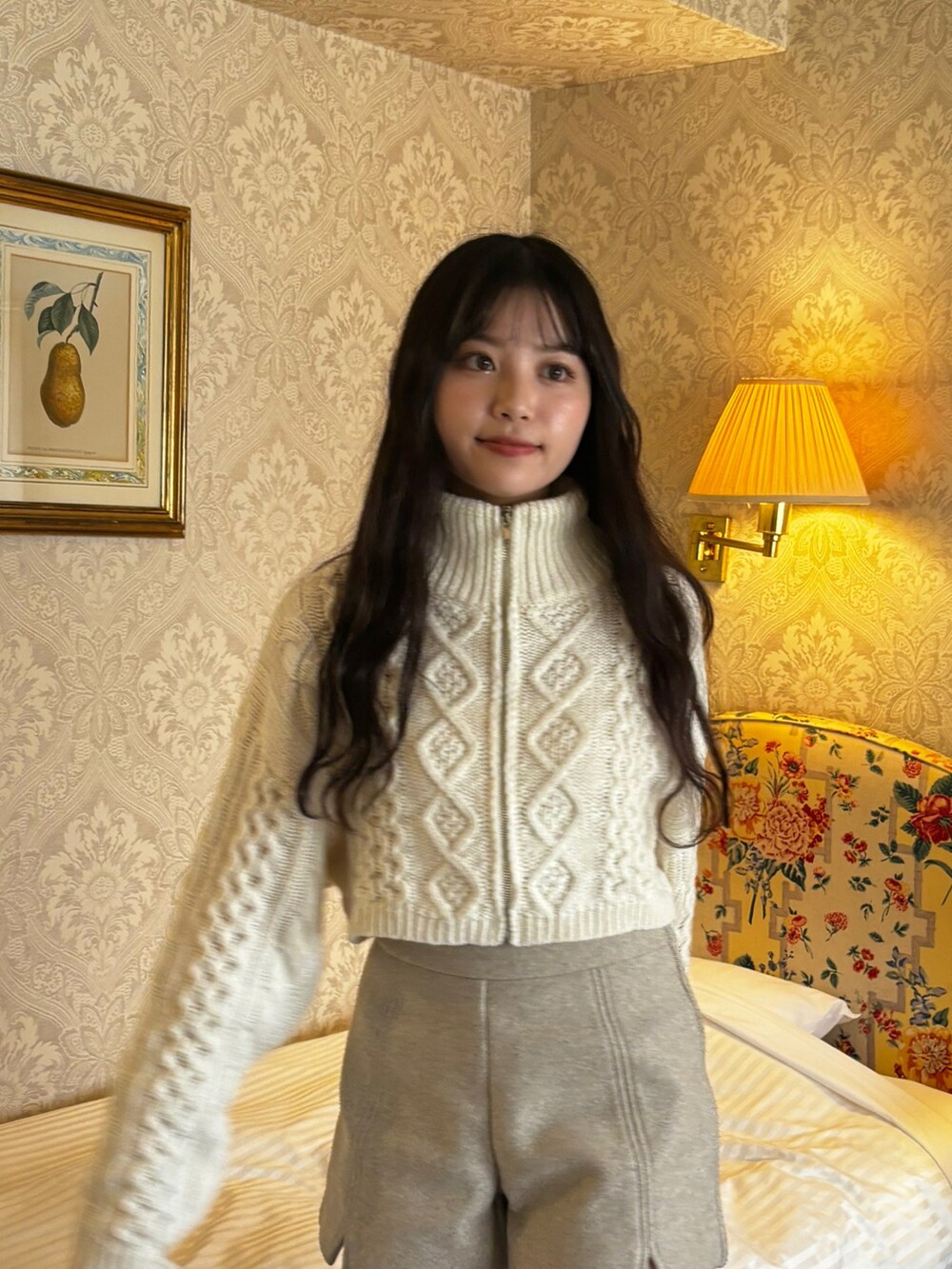 ブラック系のローファー、ベージュ系のその他パンツ、ホワイト系のパーカーを着用したレディースの秋コーディネートの3枚目の写真