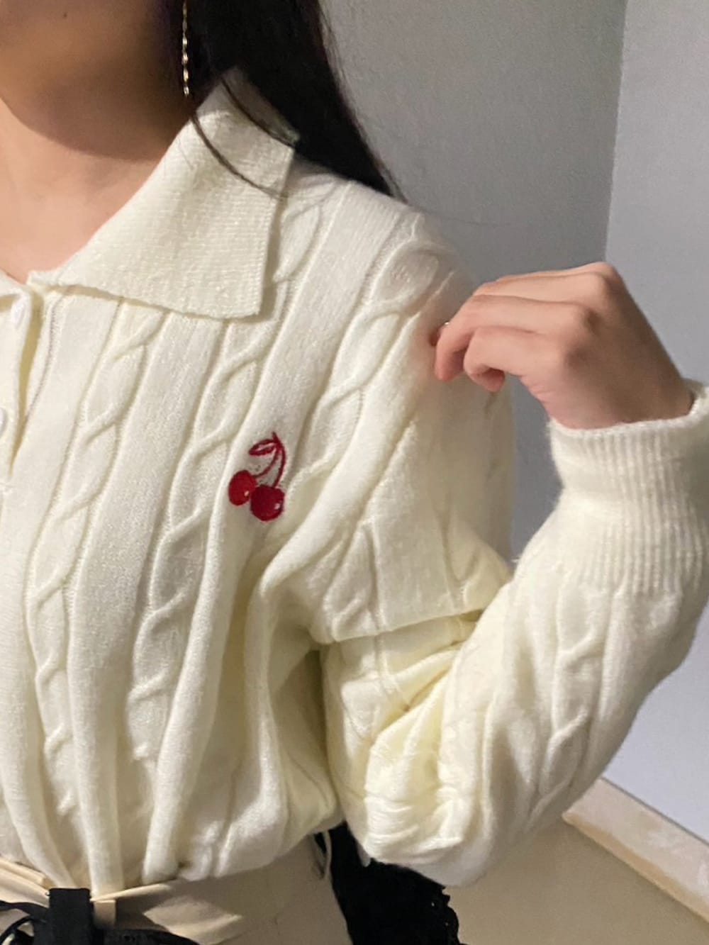 ホワイト系のトートバッグ、ホワイト系のニット/セーター、ベージュ系のその他パンツを着用したレディースの冬コーディネートの3枚目の写真