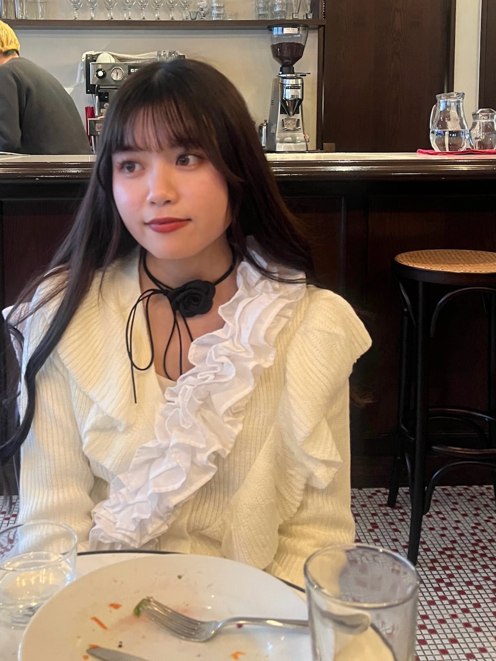 ホワイト系のスカート、ブラック系のブーツ、ホワイト系のカーディガン/ボレロを着用したレディースの冬コーディネートの3枚目の写真