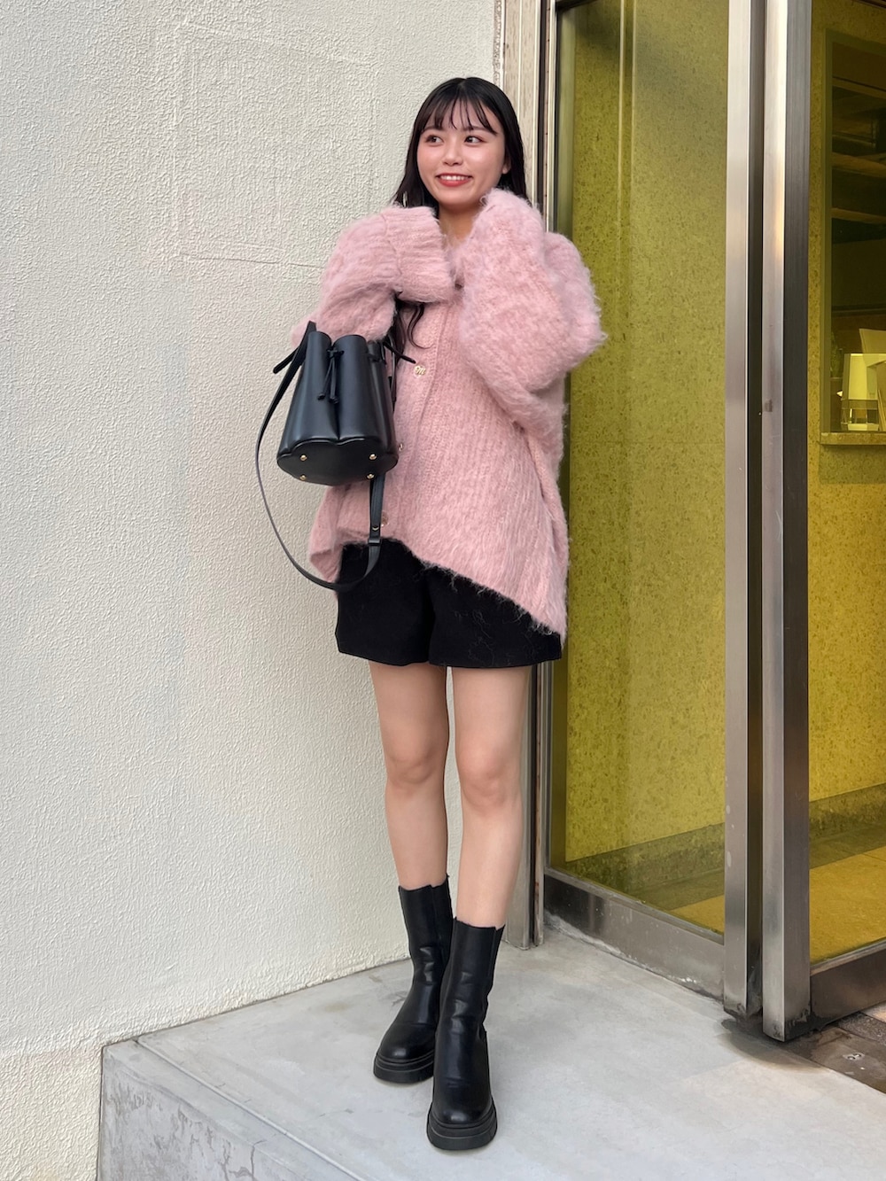 ブラック系のハンドバッグ、ブラック系のブーツ、ブラック系のその他パンツを着用したレディースの秋コーディネートの2枚目の写真